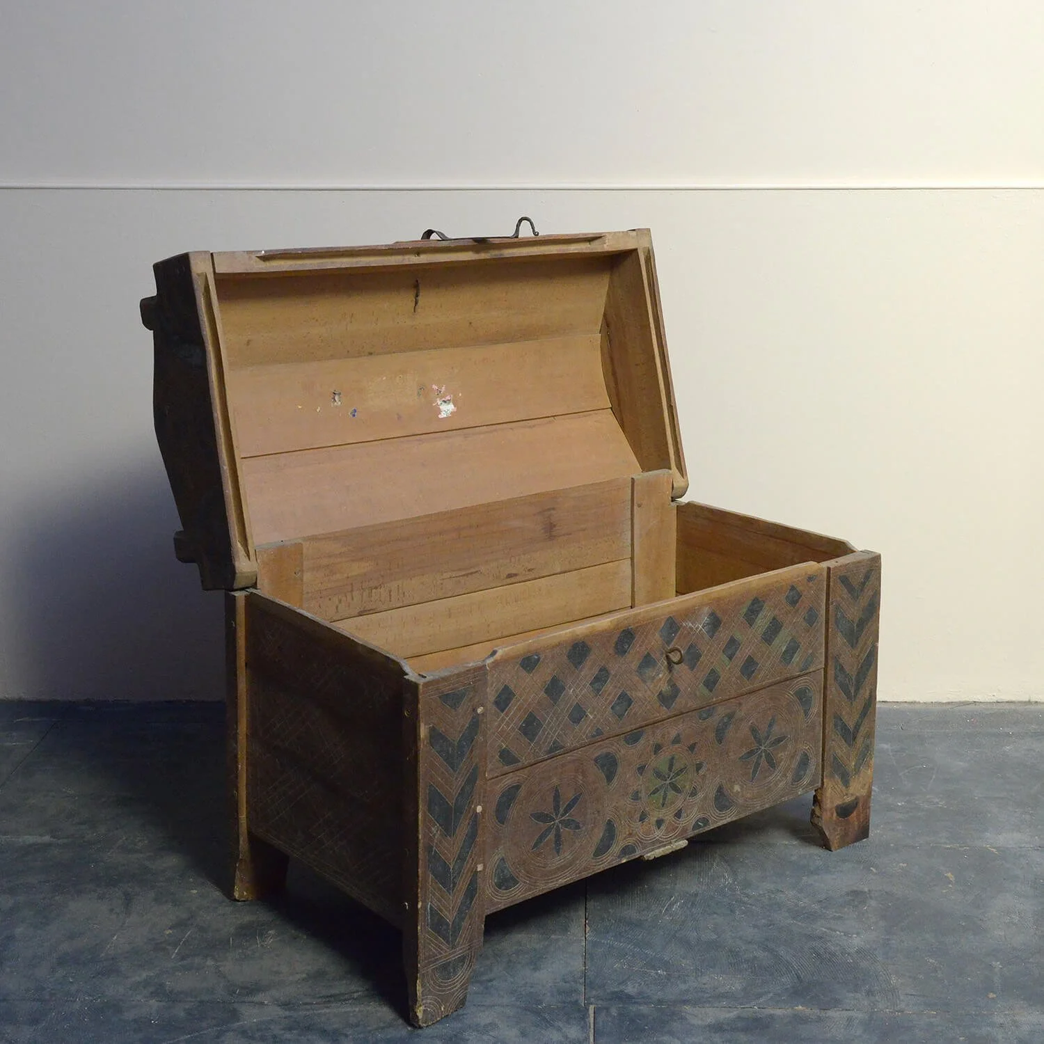 open-original-painted-19th-century--antique-hungarian-shepherds-coffer-chest-hutt-decor-bristol (Copy)