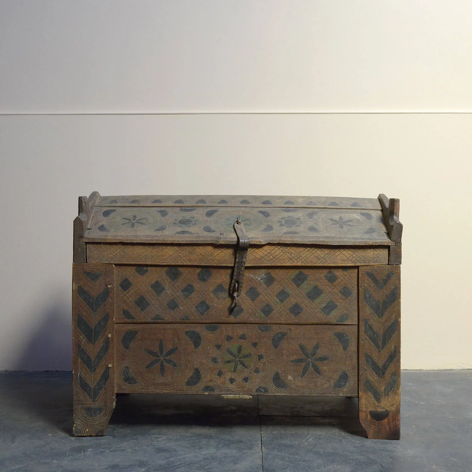 original-painted-19th-century--antique-hungarian-shepherds-coffer-chest-hutt-decor-bristol (Copy)