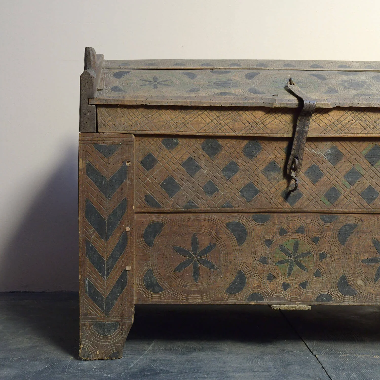 edge-original-painted-19th-century--antique-hungarian-shepherds-coffer-chest-hutt-decor-bristol (Copy)
