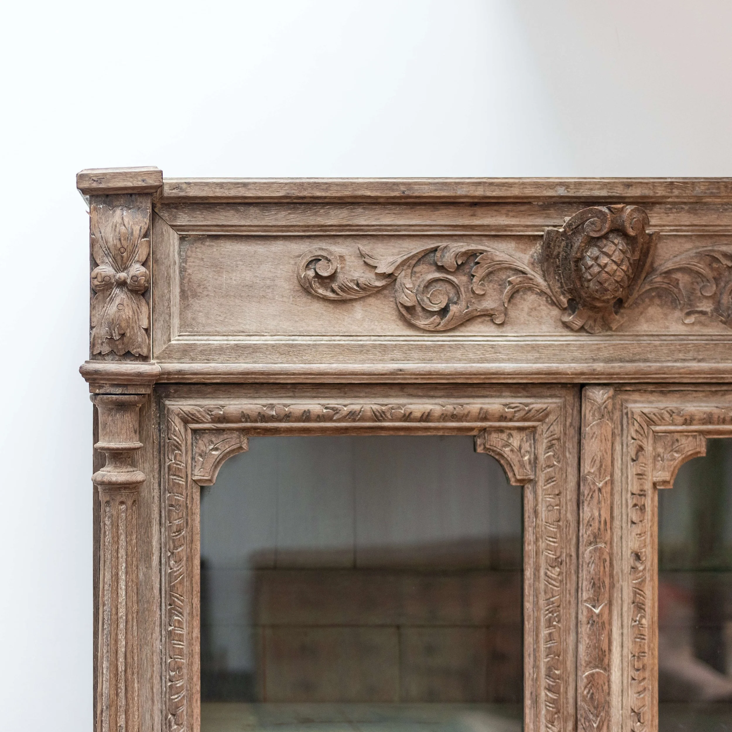 top 19th Century antique Oak Hunting Cabinet hutt decor