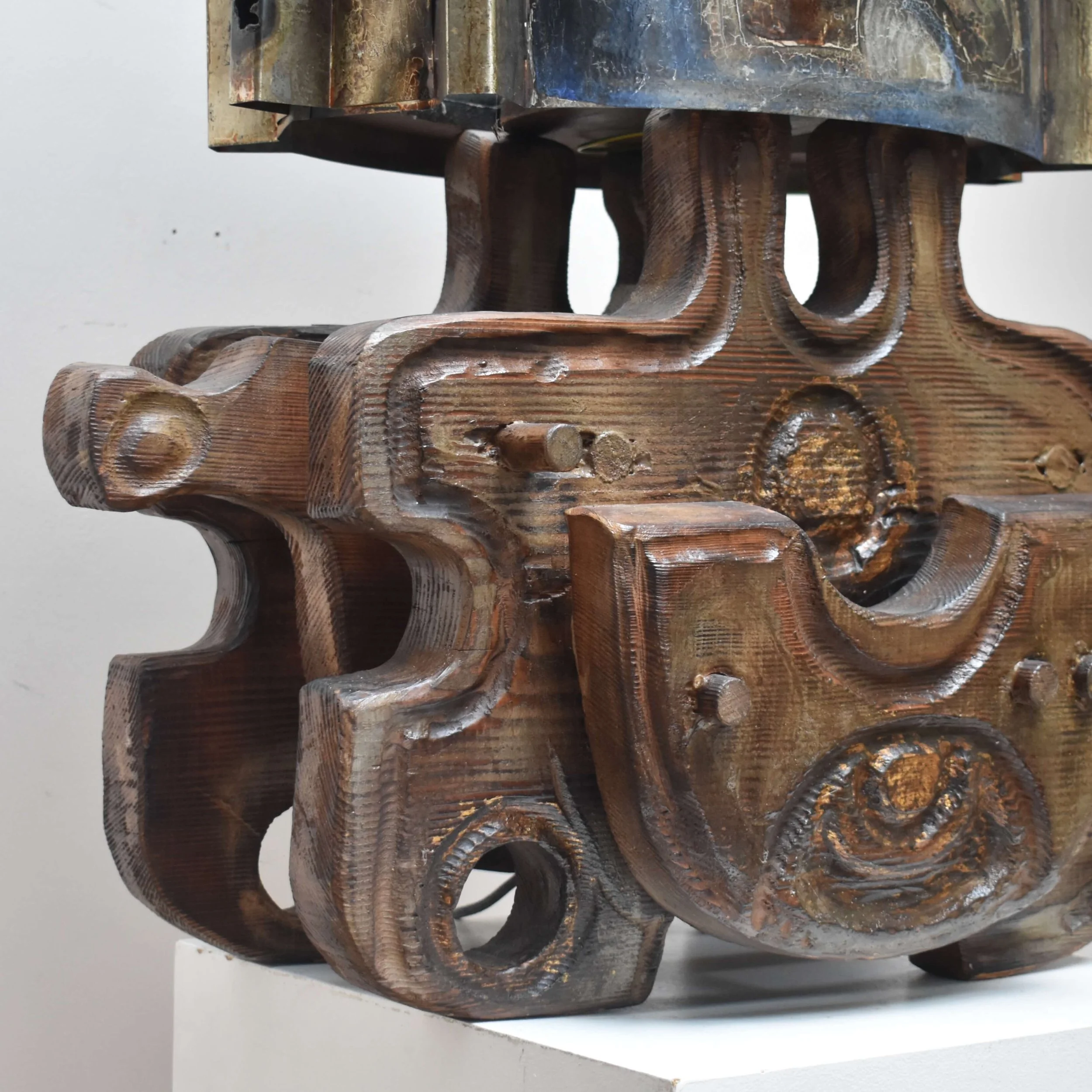detail-francesco-pasinato-large-brutalist-lamp-hutt-decor.jpeg