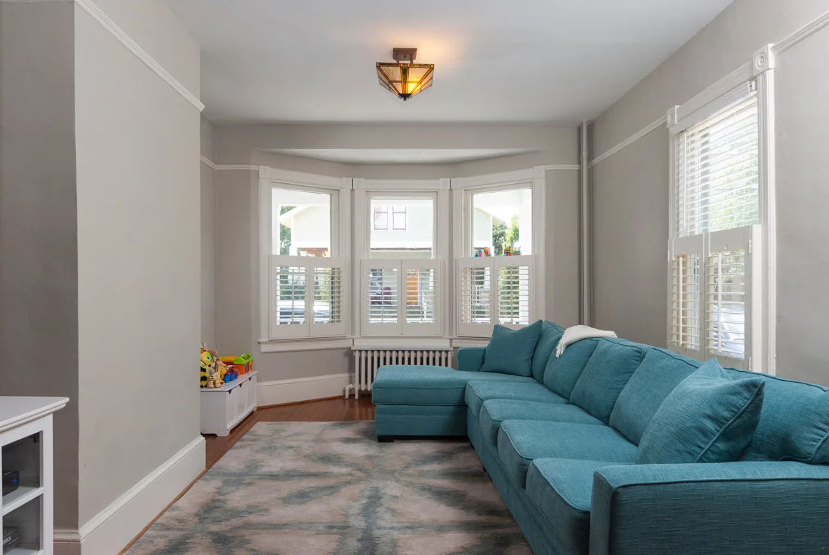 Decent composition, straight lines all around, well-lit windows and room, clean and polished look.