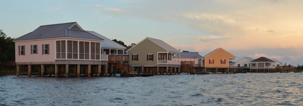 Cabins-built-over-the-lake-at-Fontainebleau-State-Park-Photo-courtesy-LouisianaNorthshore.com--1024x358.jpeg