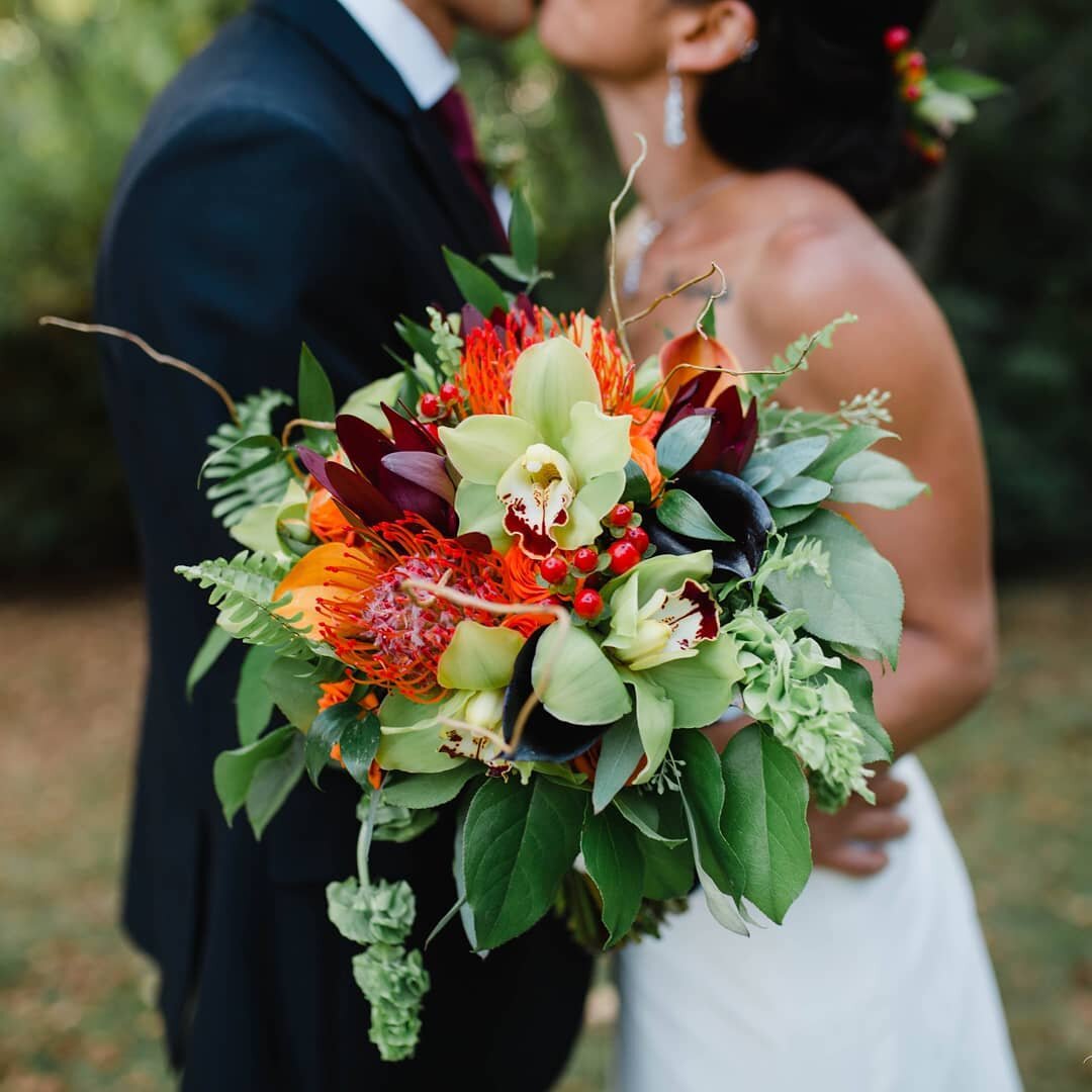 Say yes.... to this bouquet!

Stunning bouquet by @laurelsfloraldecor