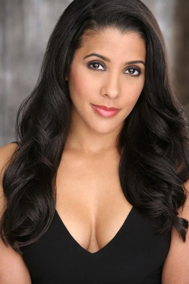 Doris Morgado as Carolina Lawrence
