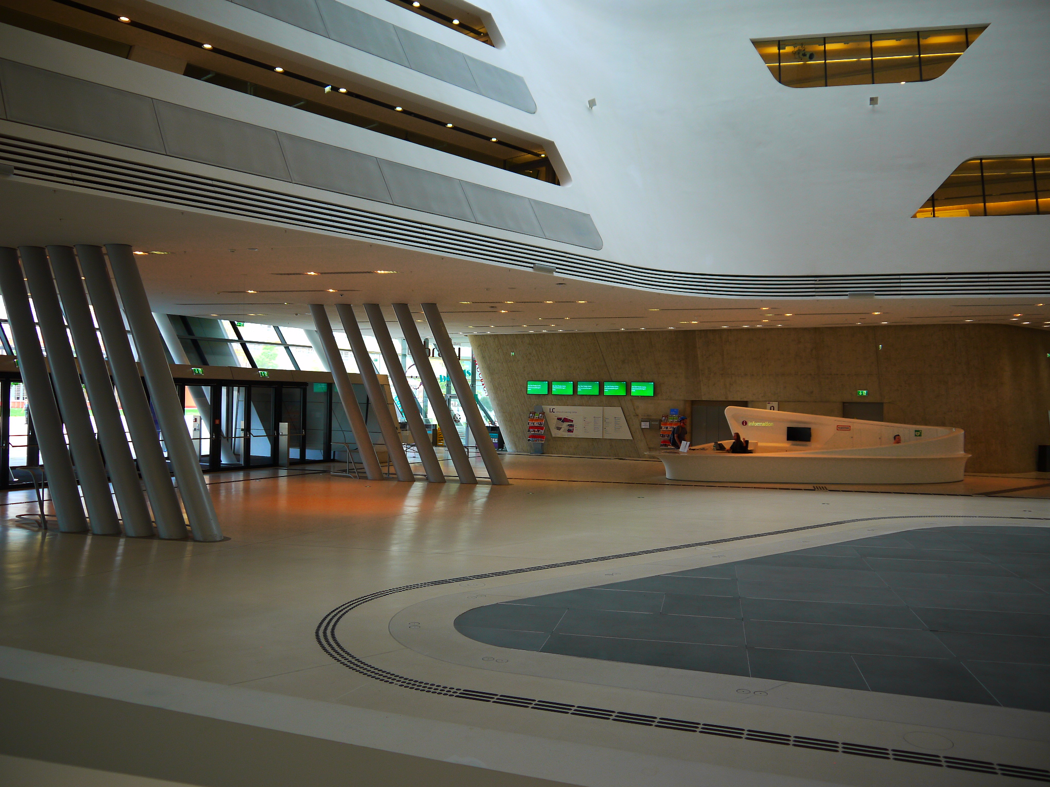 Hall Acceso / Zaha Hadid