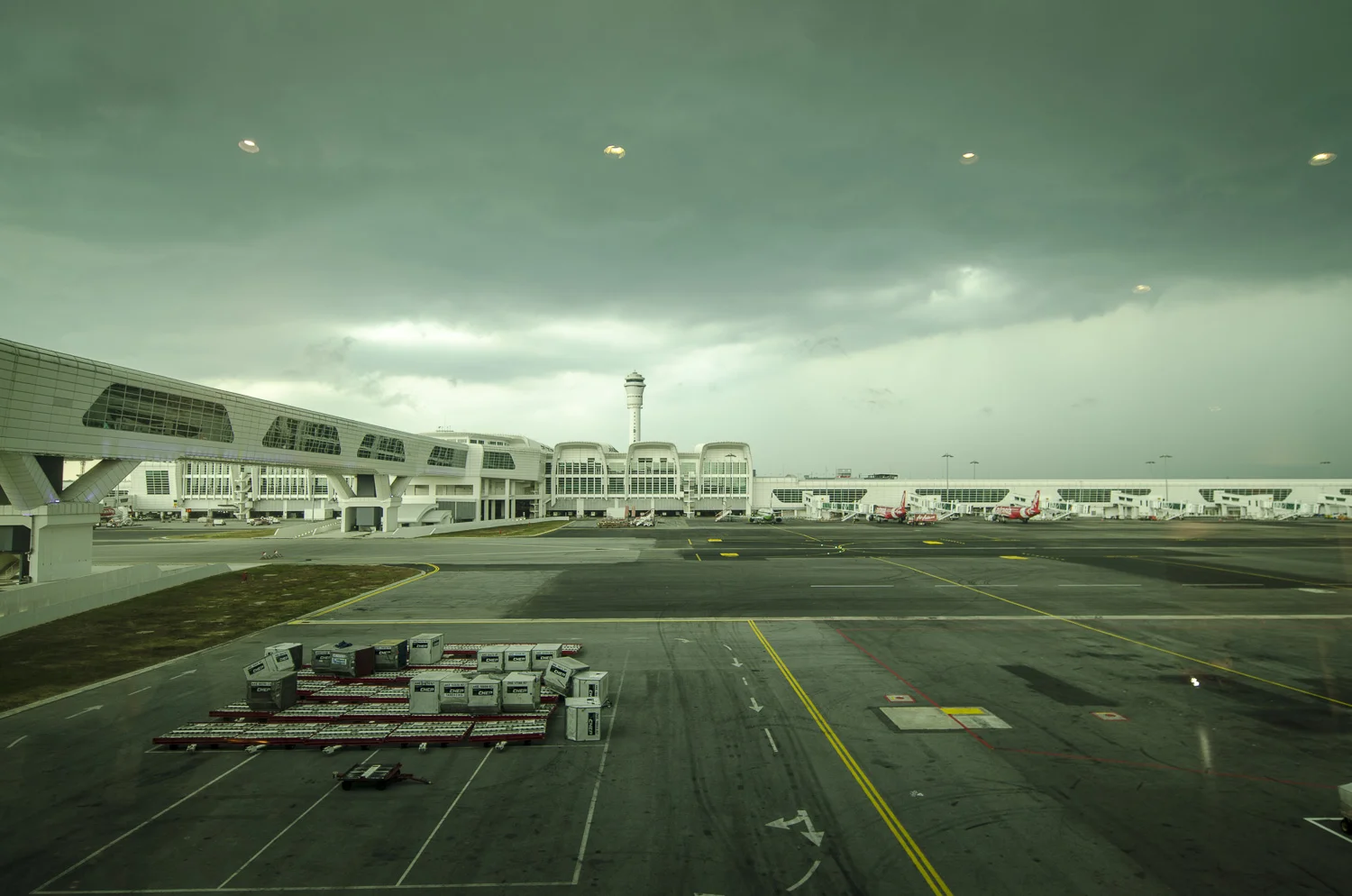 Nikon D7000 w/Nikon 14-24mm f/2.8 - Aperture : f/3.5 - Shutter : 1/50 - ISO : 100