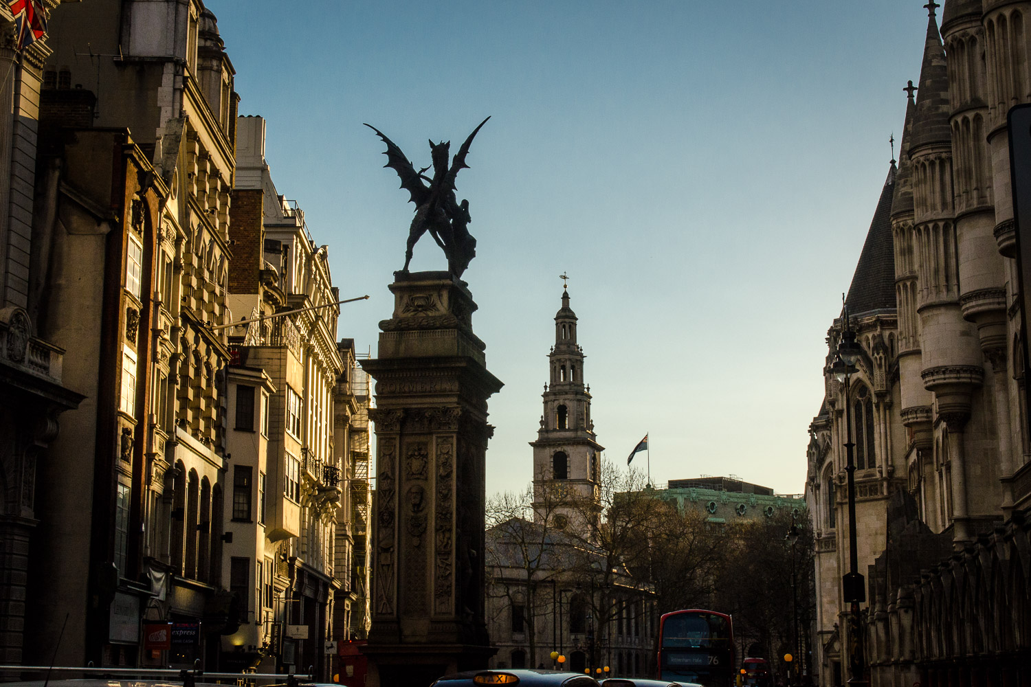 Temple Bar Memorial Border Dragon - PHOTOGRAPHY : ALEXANDER J.E. BRADLEY - NIKON D7000 - NIKKOR 24-70mM F/2.8 @ 36MM - F/16 - 1/1000 - ISO 800