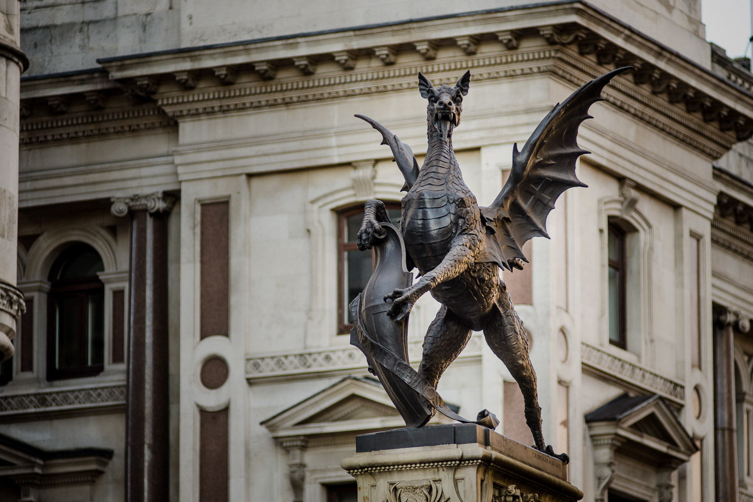 TEMPLE BAR MEMORIAL Border Dragon - PHOTOGRAPHY : ALEXANDER J.E. BRADLEY - NIKON D7000 - NIKKOR 80-200MM F/2.8 @ 170MM - F/2.8 - 1/500 - ISO 400
