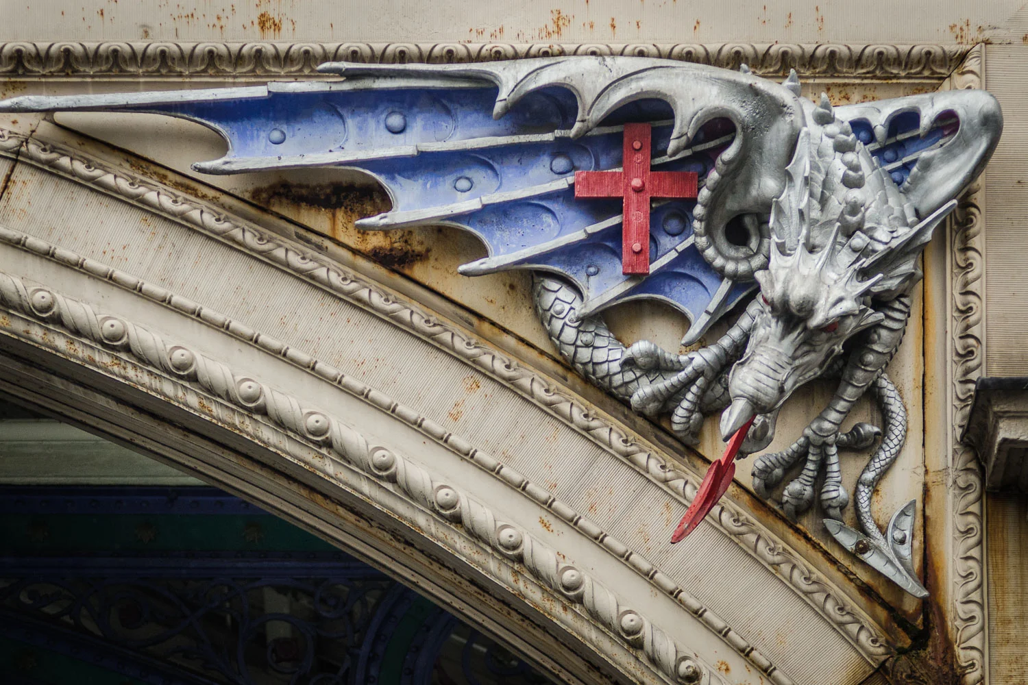 Smithfield Market DRAGON - PHOTOGRAPHY : ALEXANDER J.E. BRADLEY - NIKON D7000 - NIKKOR 80-200MM F/2.8 @ 125MM - F/2.8 - 1/320 - ISO 800