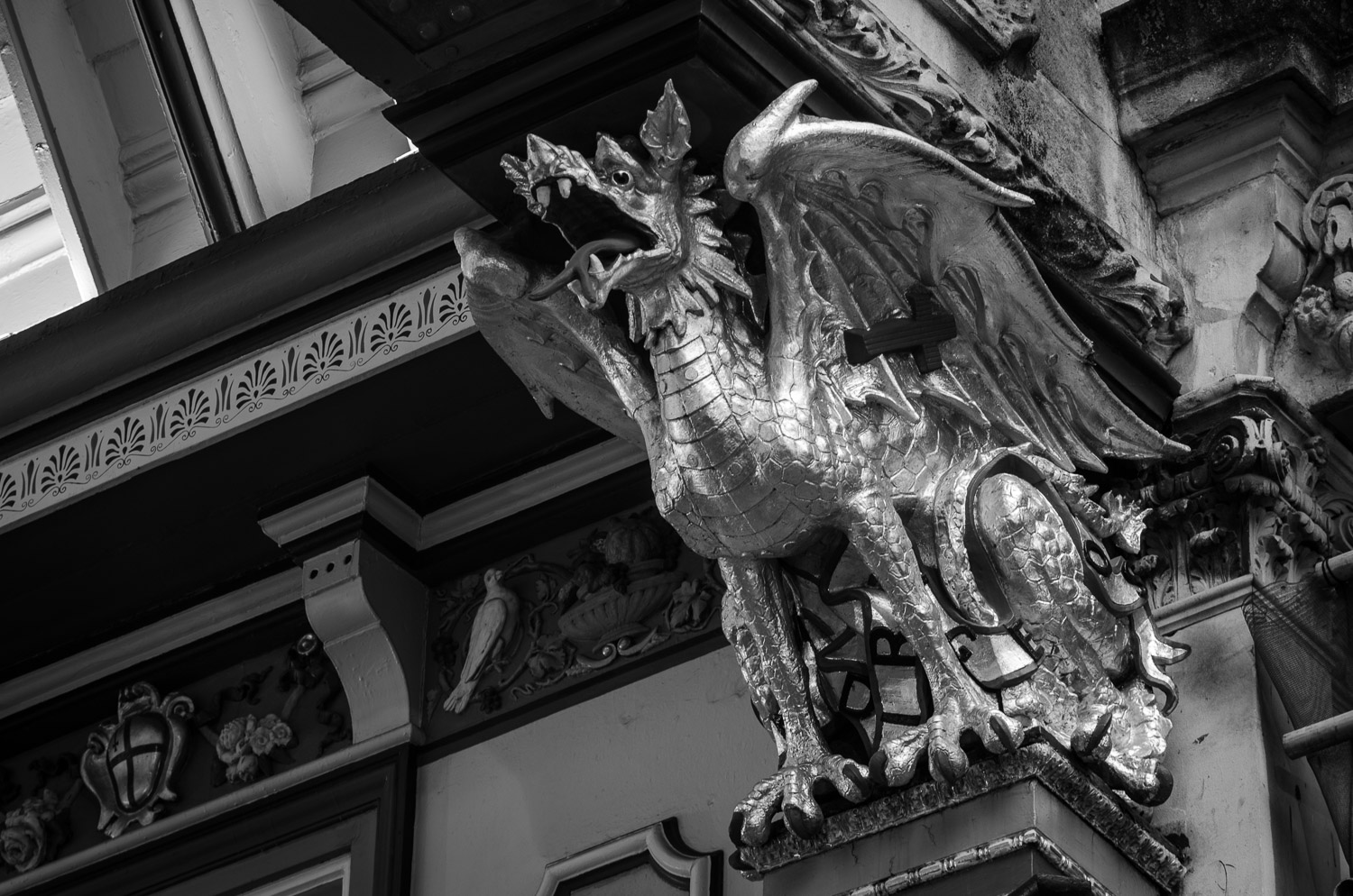 LEADENHALL MARKET DRAGON - PHOTOGRAPHY : ALEXANDER J.E. BRADLEY - NIKON D7000 - NIKKOR 80-200MM F/8 @ 112MM - F/8 - 1 SECONDS - ISO 100