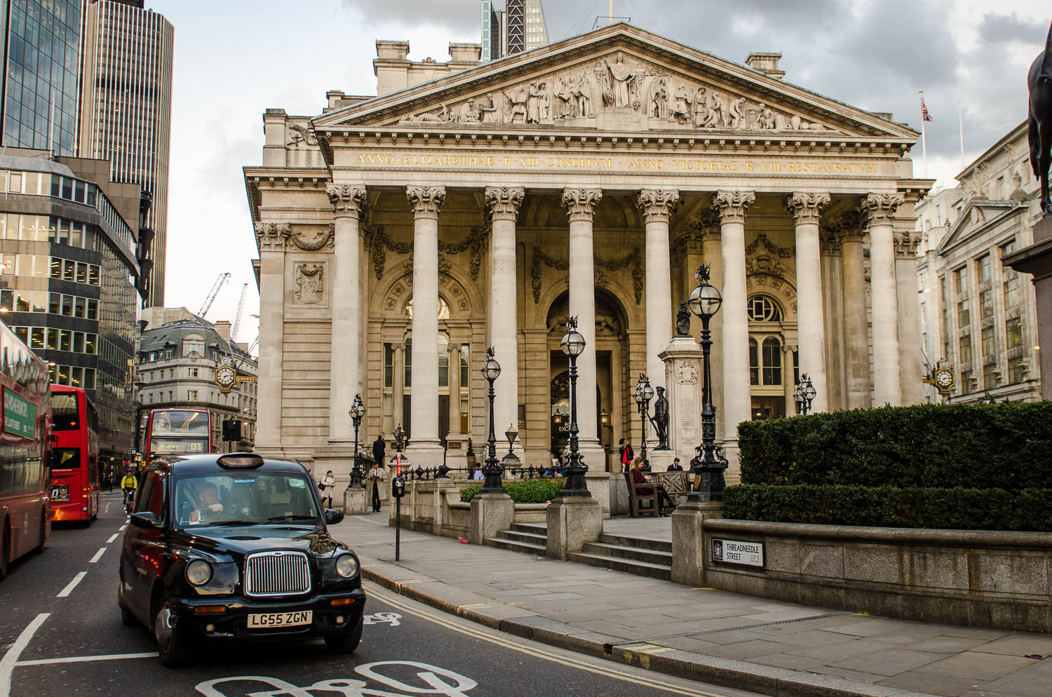 Royal Exchange - PHOTOGRAPHY : ALEXANDER J.E. BRADLEY - NIKON D7000 - NIKKOR 24-70MM F/2.8 @ 24MM - F/4 - 1/60 - ISO 200
