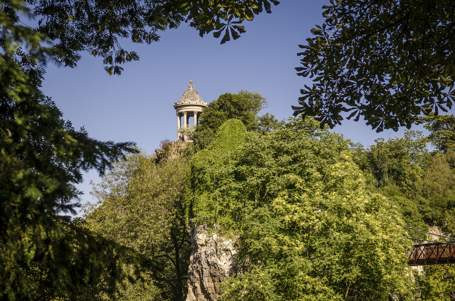 Parc des Buttes-Chaumont - Photography : Alexander J.E. Bradley - Nikon D7000 - Nikkor 24-70mm f/2.8 @ 42mm - F/5.6 - 1/640 - ISO:100