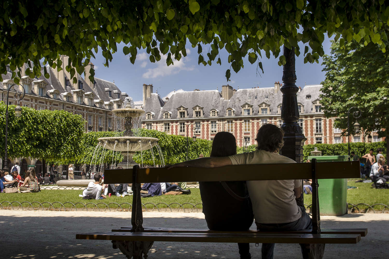 Place des Vosges - Photography : Alexander J.E. Bradley - Nikon D7000 -Nikkor 20-70mm f/2.8 @ 24mm - F/7.1 - 1/200 - ISO:100