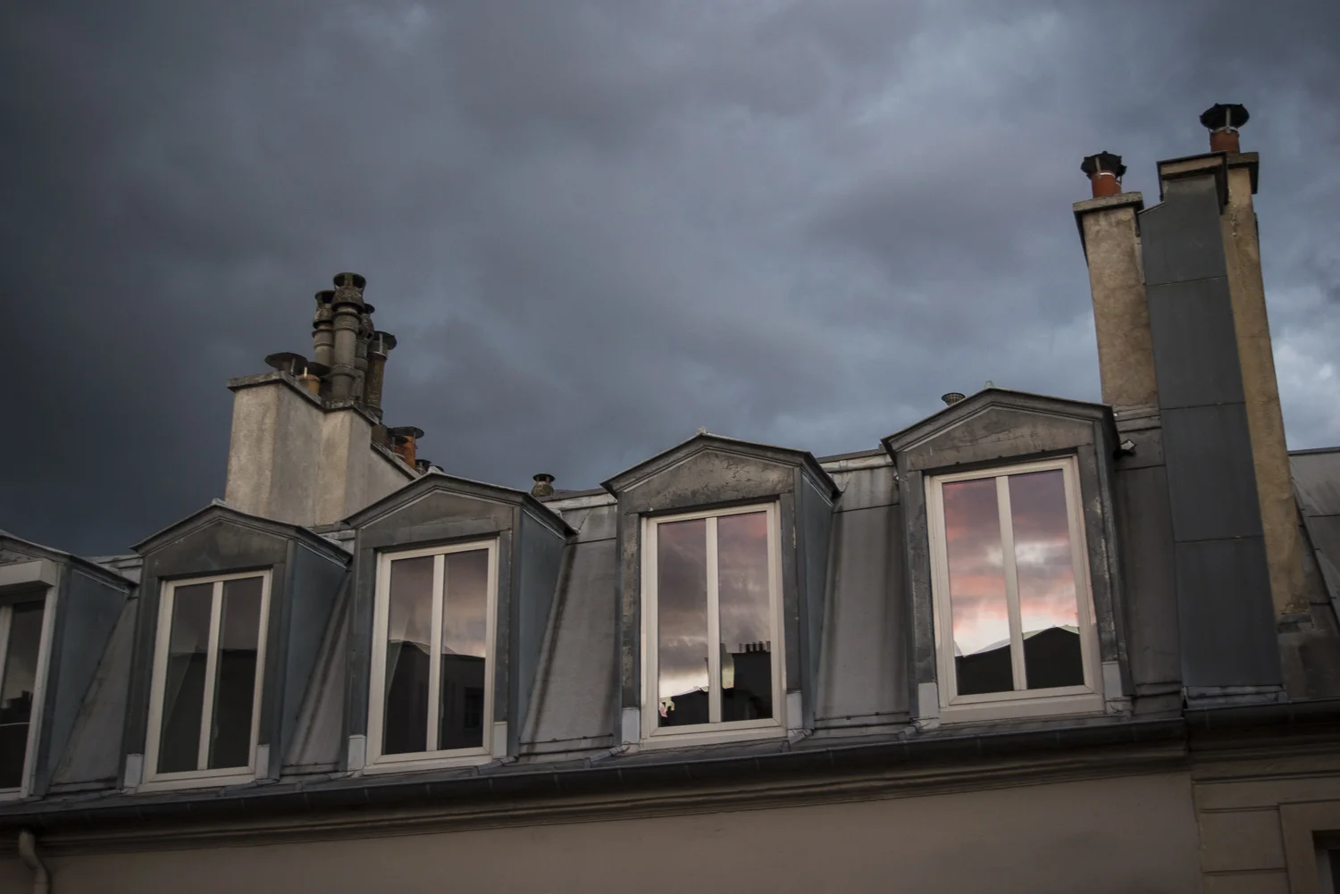 Quartier d'Aligre - PHOTOGRAPHY : ALEXANDER J.E. BRADLEY - NIKON D610 - NIKKOR 18-55MM F/3.5 DX @ 45mm in FX mode F/5.3 - 1/60 - ISO:800