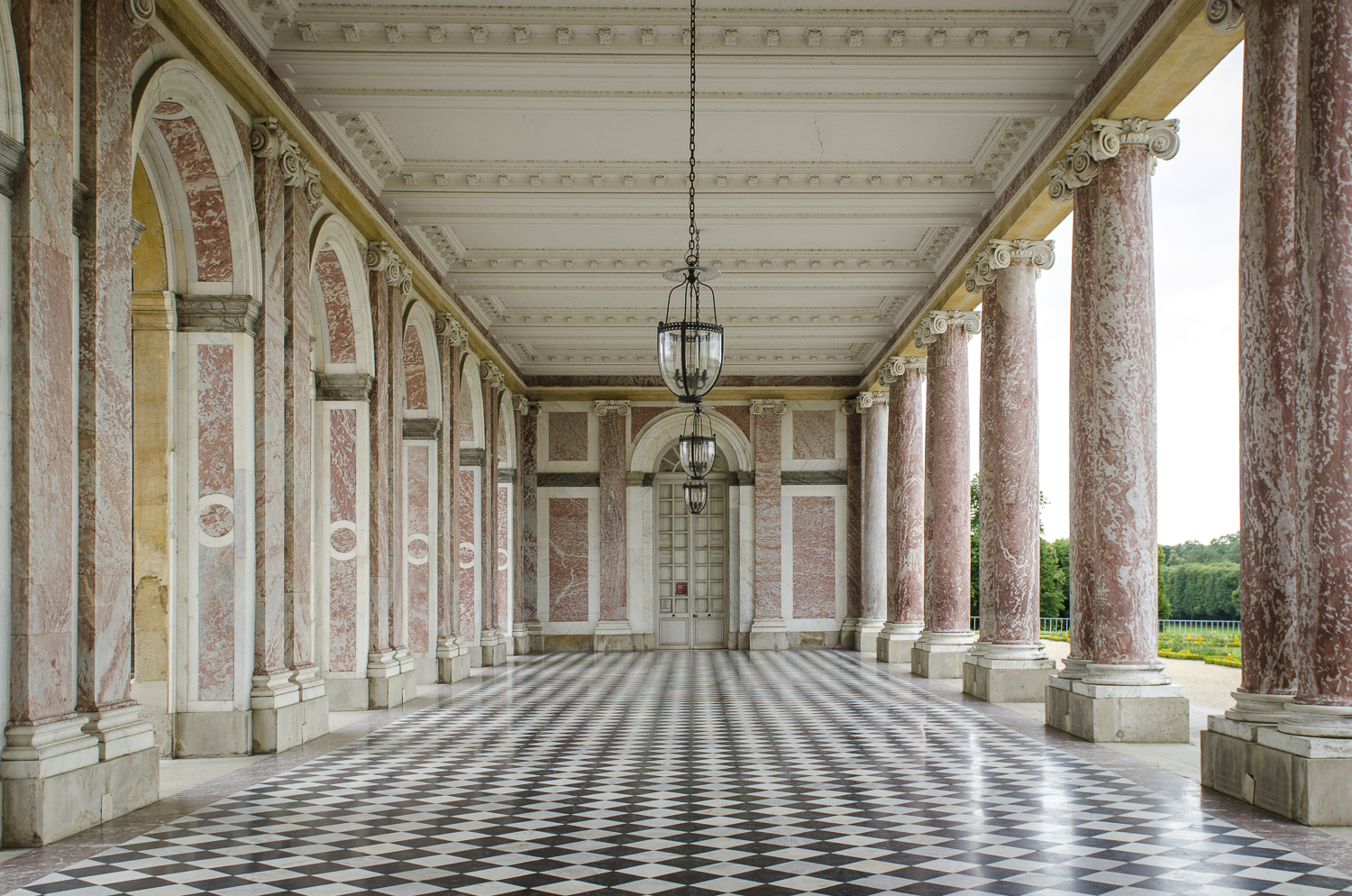 The Grand Trianon Photography : Alexander J.E. Bradley - Nikon D7000 - 24.0-70.0 mm f/2.8 @ 36mm - f/5.6 - 1/125 - ISO 400