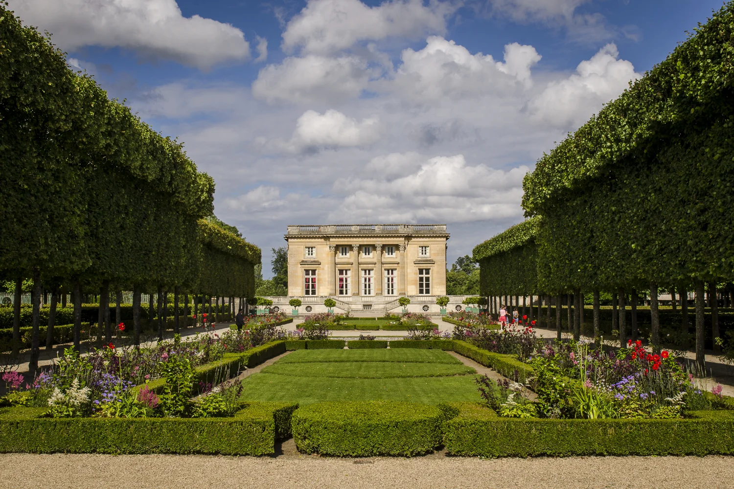 La Petite Trianon - PHOTOGRAPHY : ALEXANDER J.E. BRADLEY - NIKON D7000 - 24.0-70.0 MM F/2.8 @ 31MM - F/14 - 1/125 - ISO 100
