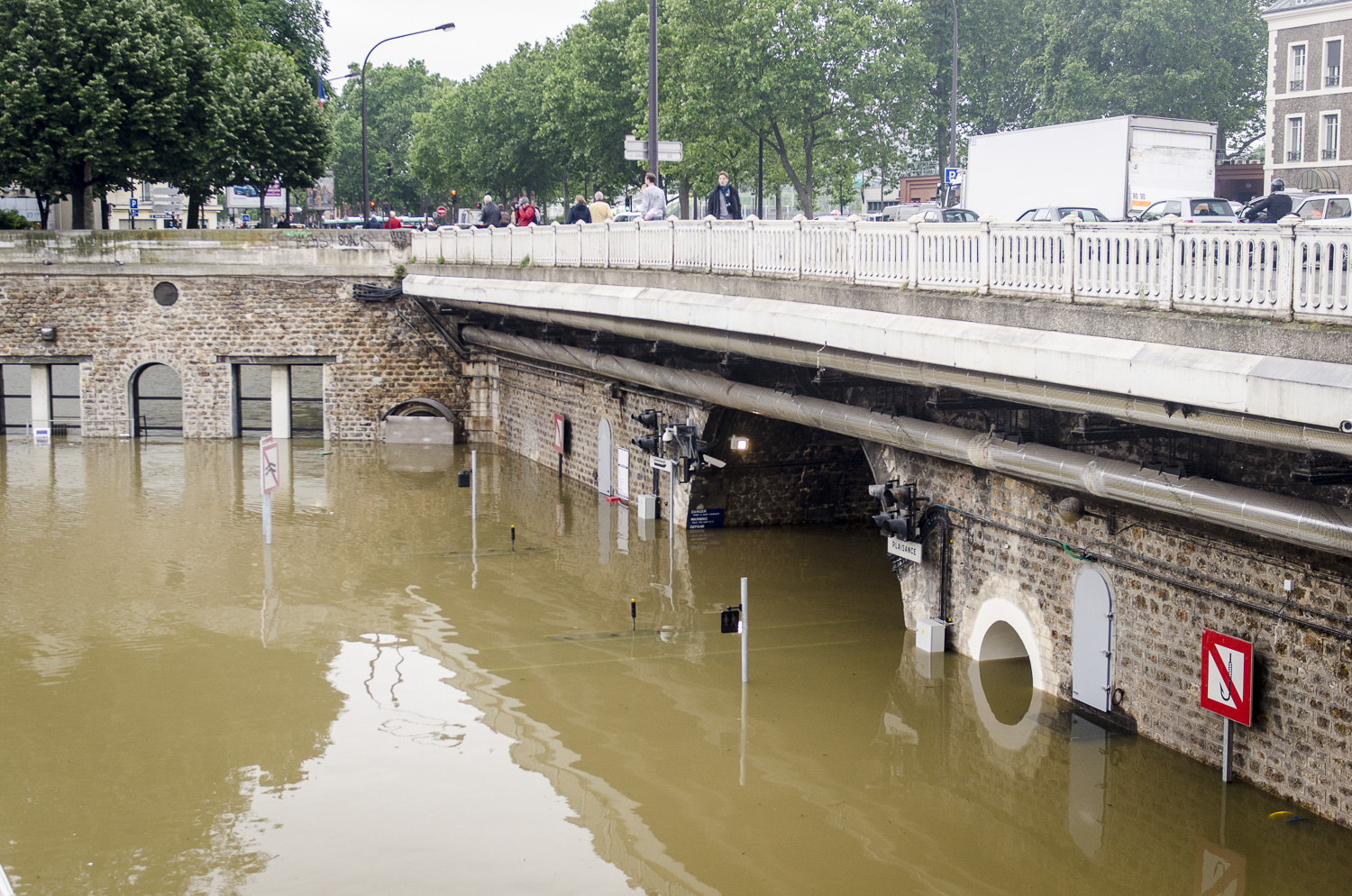 The bassin de l'Arsenal near Bastille wasn’t spared either. The Morland Lock was completely submerged, only the pedestrian crossing lights remained above water. Needless to say, all boat traffic on the Canal and Seine were cancelled. Photo : Alexander J.E. Bradley