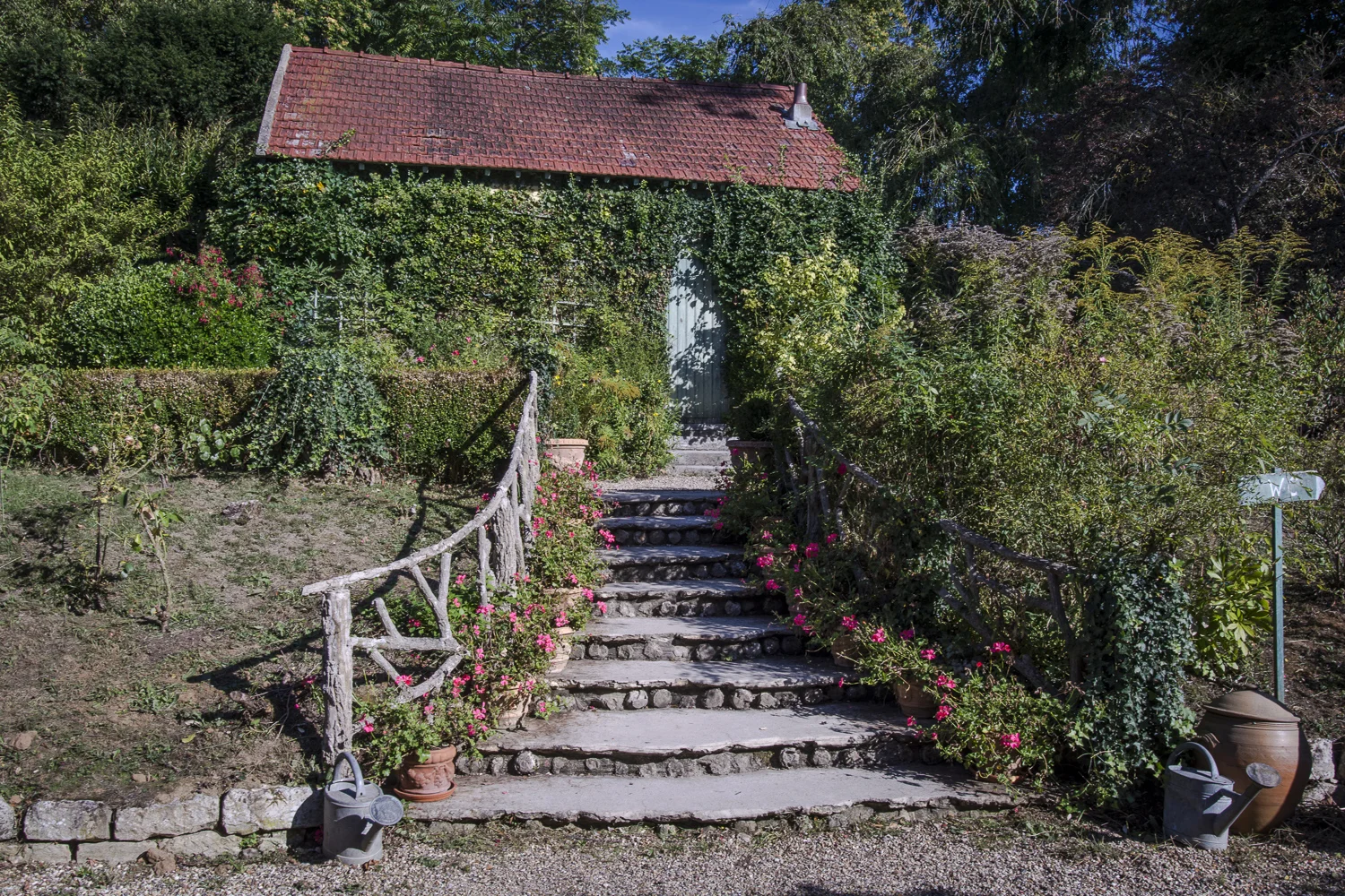 Hôtel Baudy - PHOTO: ALEXANDER J.E. BRADLEY - NIKON D71 00 - 20mm f/1.8 @ F/11 - 1/100 - ISO 100
