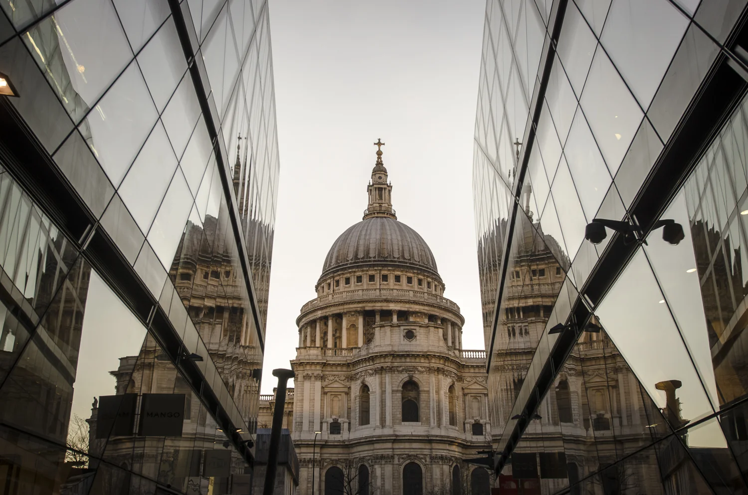 Saint Paul’s Cathedral - PHOTO: ALEXANDER J.E. BRADLEY - NIKON D7100 - 14-24MM F/2.8 @24MM - F/7.1 - 1/125 - ISO 100