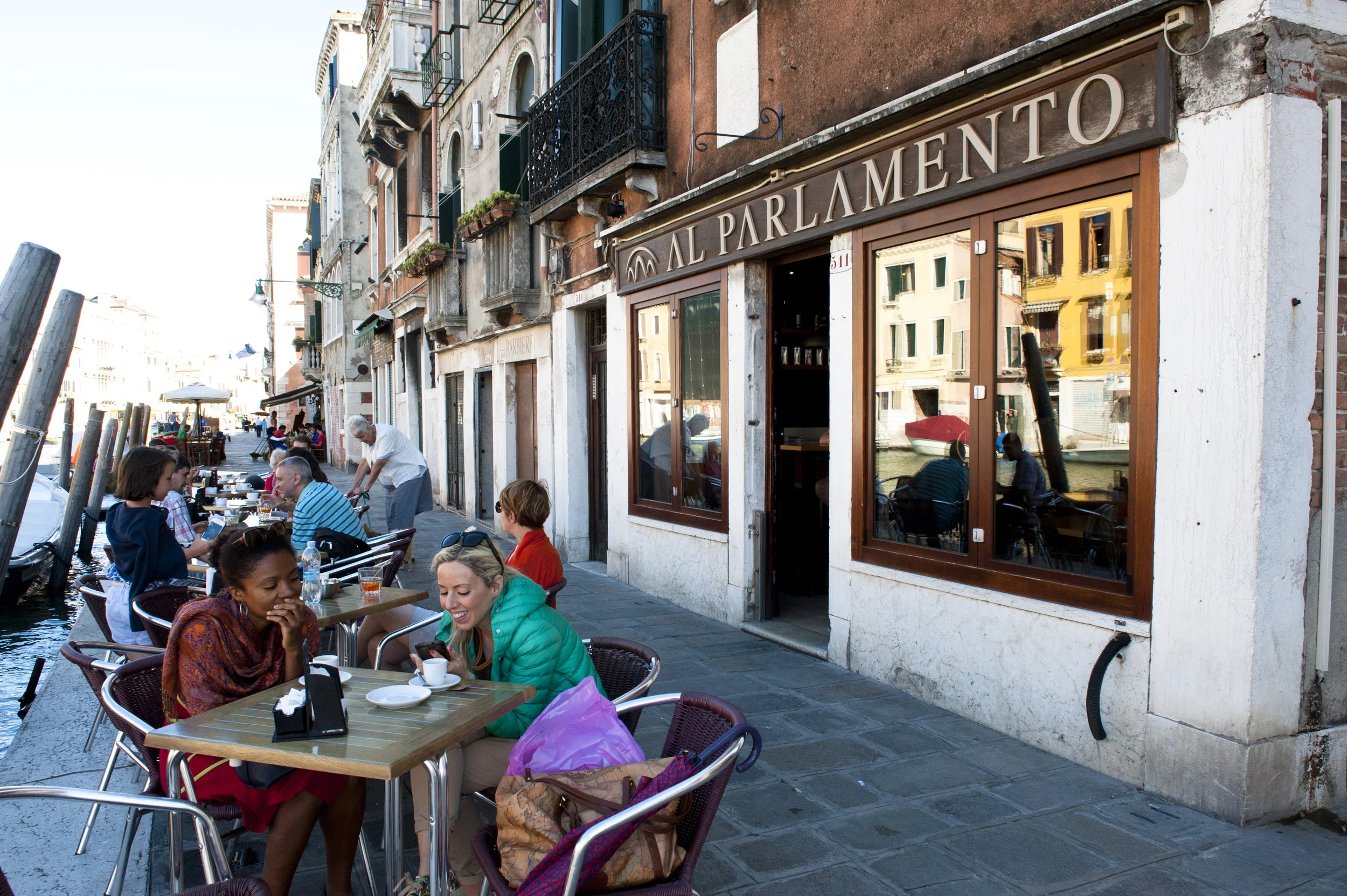 Tables outside Al Parlamento PHOTOGRAPHY : ANNA VOLPI - NIKON D700 - 24-70MM F/2.8 @ 24MM - F/11 - 1/200 - ISO 640