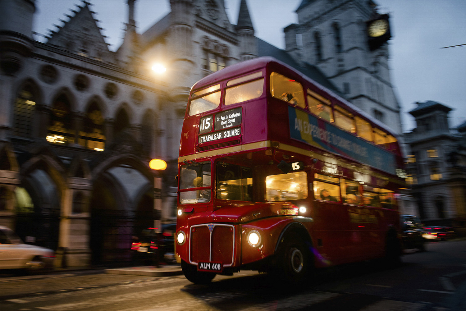 London Double Decker Bus - PHOTO: William Lounsbury - NIKON D800 - 24-70MM F/2.8 @ 29mm - f/5 - 1/25 - ISO 800