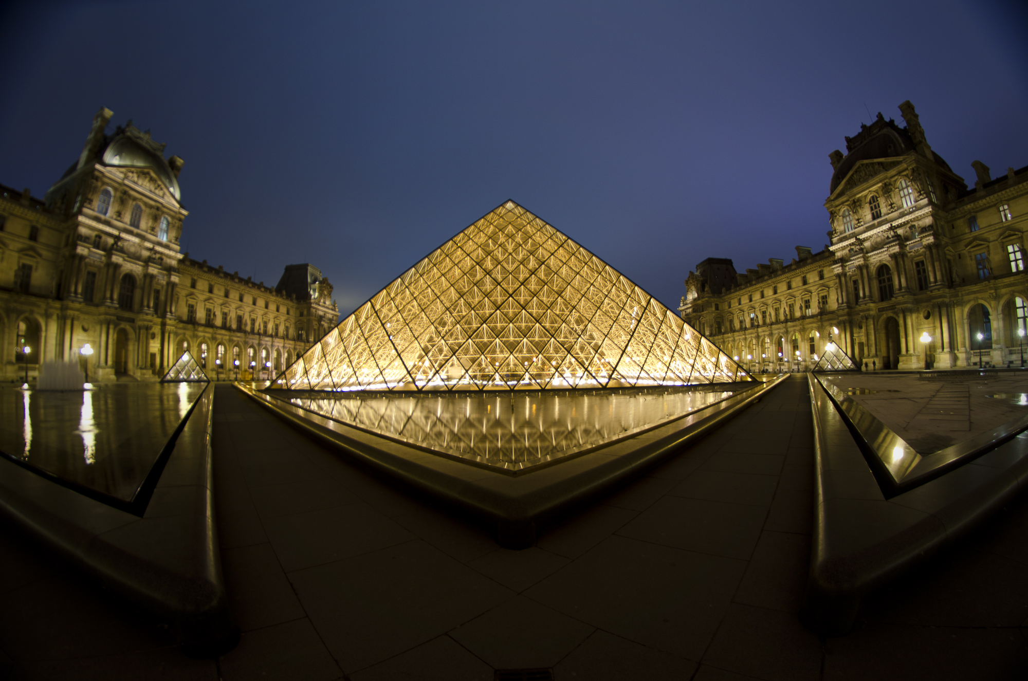 PHOTOGRAPHY : ALEXANDER J.E. BRADLEY - NIKON D7000 - 8mm @ F/3.5 - 1/2 - ISO 100