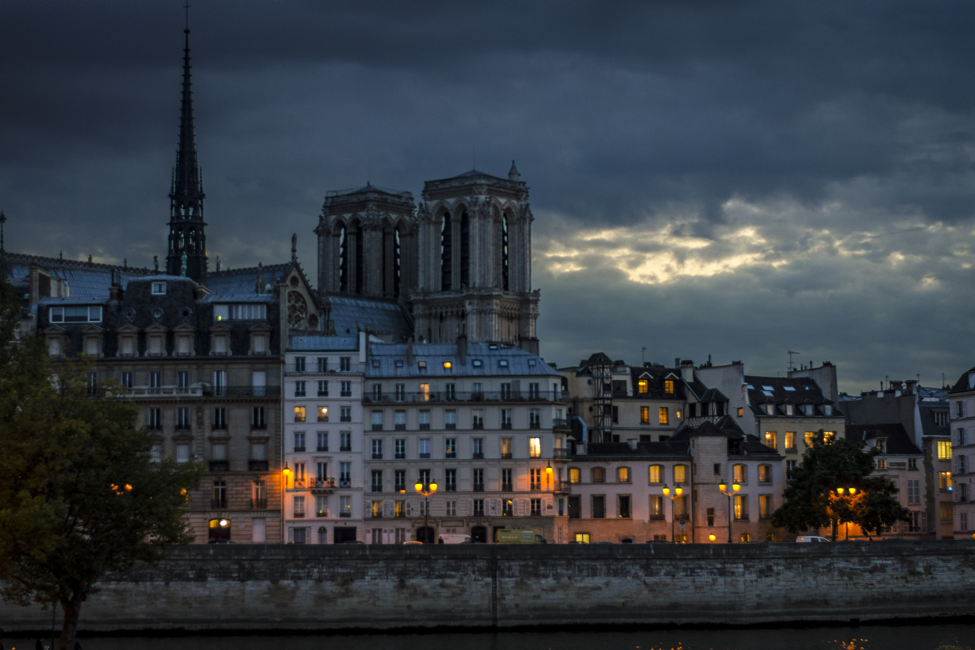 Pont Louis-Philippe PHOTOGRAPHY : ALEXANDER J.E. BRADLEY • Nikon D7000 • AF-S NIKKOR 50mm f/1.8G • F/1.8 • 1/50 • ISO 400