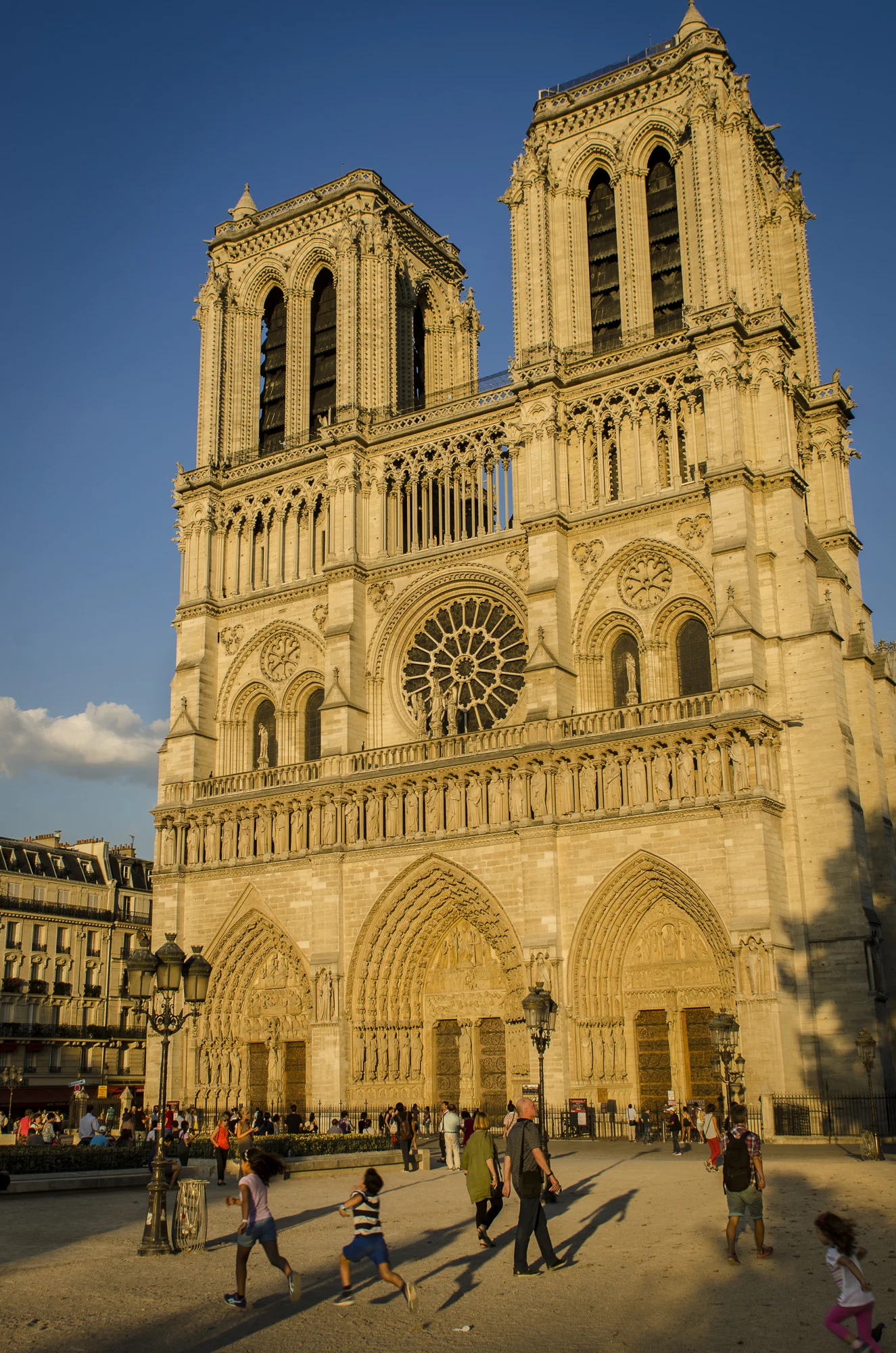 Parvis Notre Dame - Place Jean-Paul II PHOTOGRAPHY : ALEXANDER J.E. BRADLEY • Nikon D7000 • AF-S NIKKOR 24-70mm F/2.8G ED • 24MM • F/8 • 1/125 • ISO 100