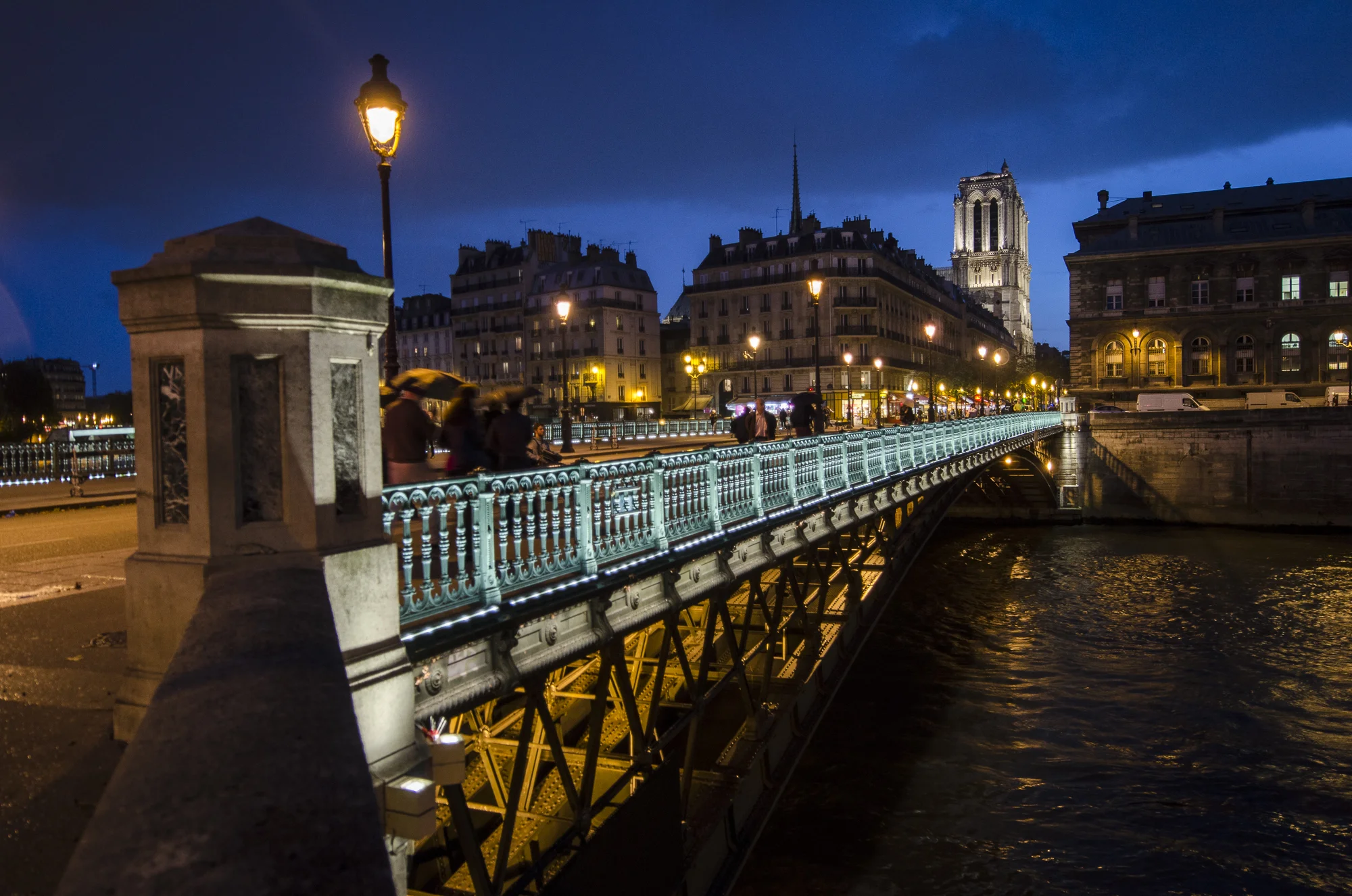 Pont d'Arcole PHOTOGRAPHY : ALEXANDER J.E. BRADLEY • Nikon D7000 • AF-S NIKKOR 14-24mm F/2.8G ED • 18mM • F/2.8 • 1/15 • ISO 200