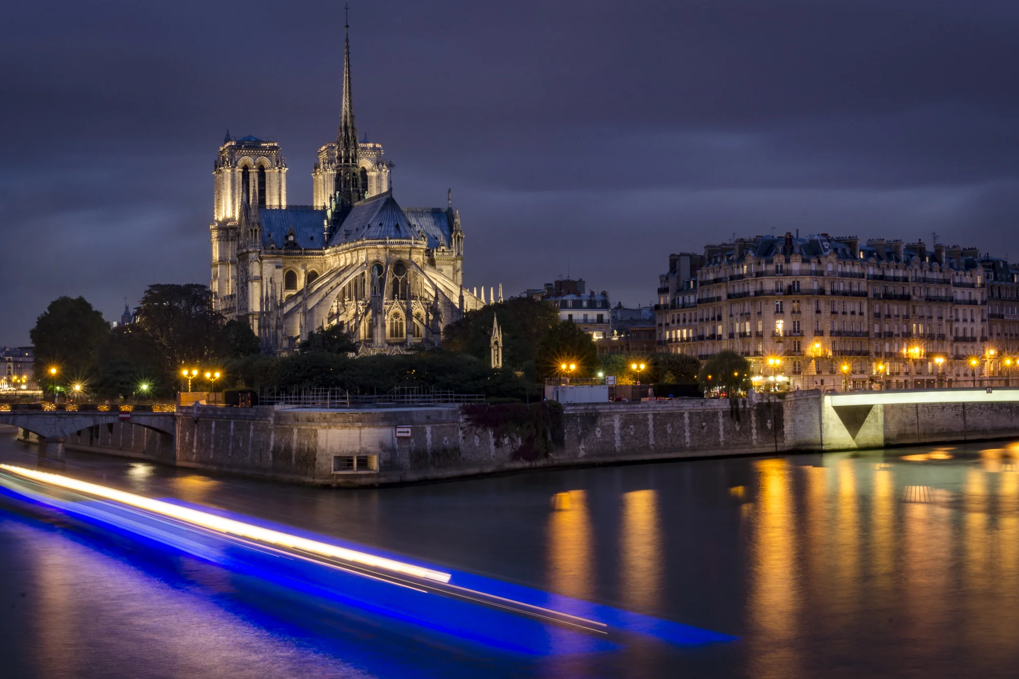 Pont de la Tournelle PHOTOGRAPHY : ALEXANDER J.E. BRADLEY • Nikon D7000 • AF-S NIKKOR 24-70mm F/2.8G ED • 45MM • F/22 • 30sec • ISO 100