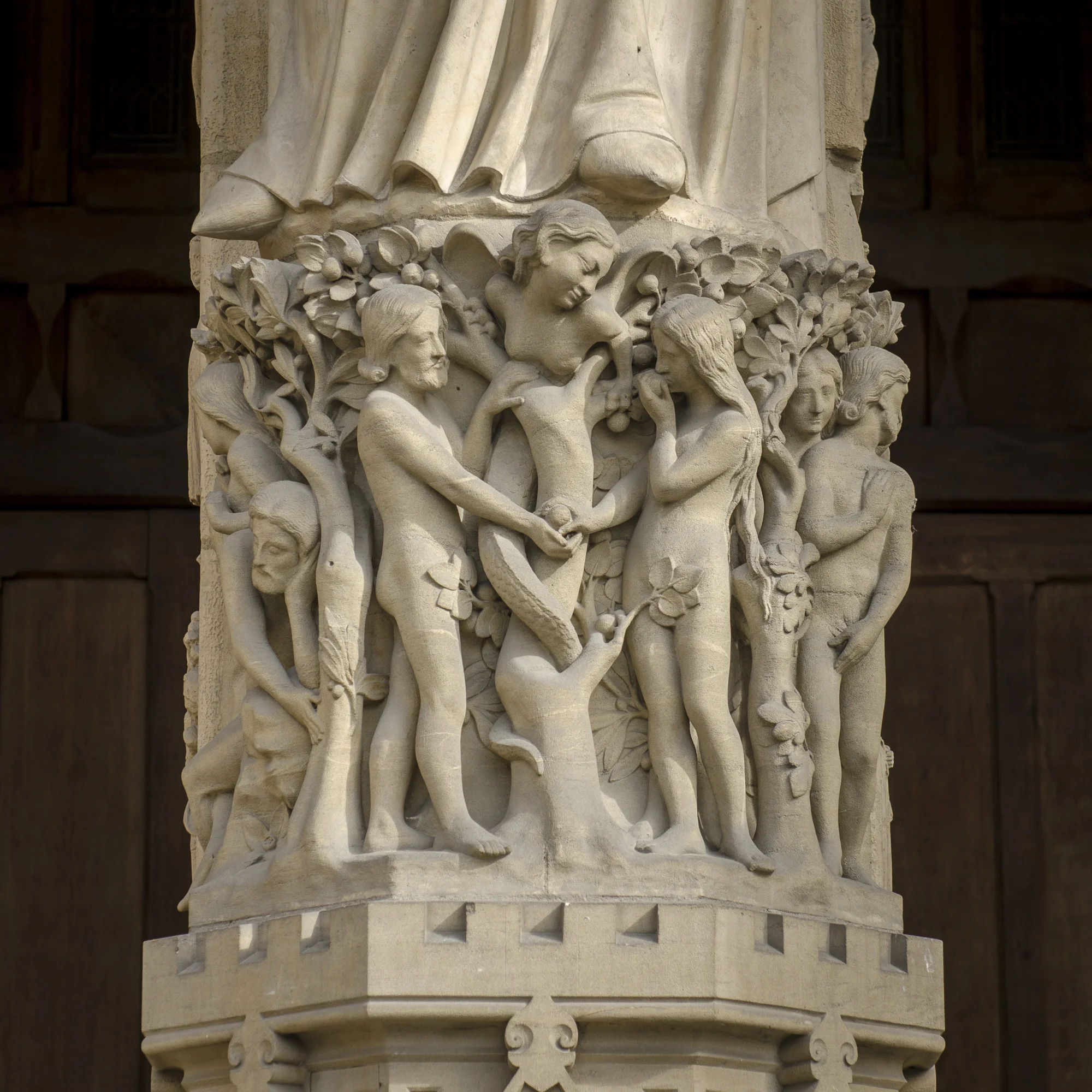 Parvis Notre Dame - Place Jean-Paul II PHOTOGRAPHY : ALEXANDER J.E. BRADLEY • Nikon D7000 • AF-S NIKKOR 24-70mm F/2.8G ED • 70mM • F/5 • 1/125 • ISO 100