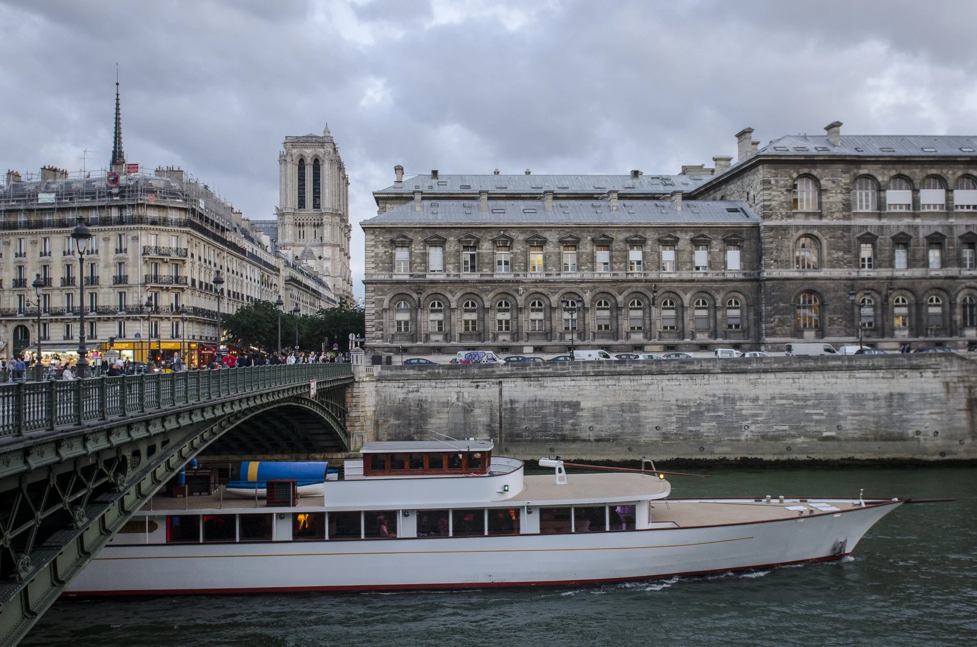 Pont d'Arcole PHOTOGRAPHY : ALEXANDER J.E. BRADLEY • Nikon D7000 • AF-S NIKKOR 24-70mm F/2.8G ED • 24mM • F/4.5 • 1/125 • ISO 800