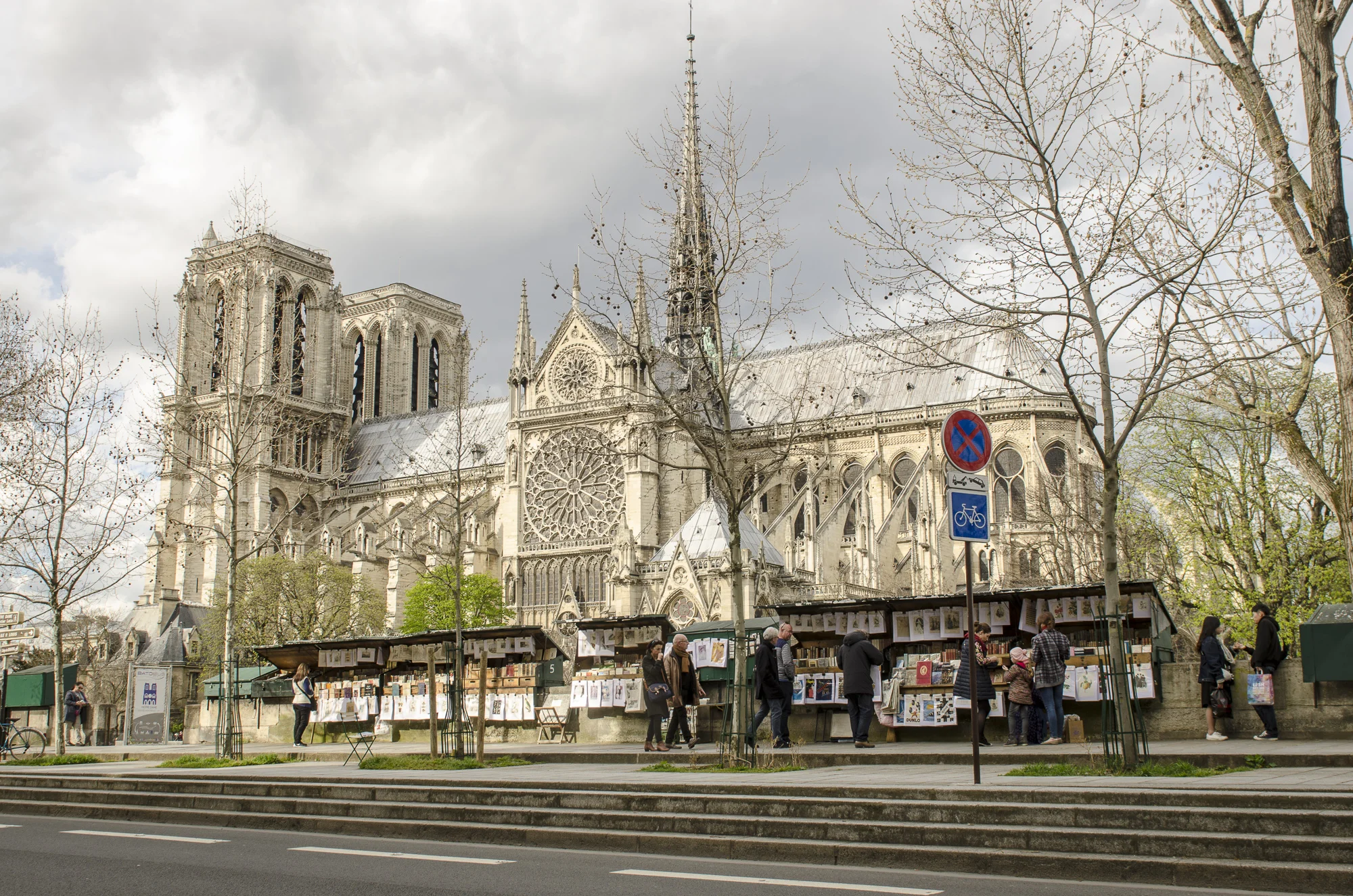 Quai de Montabello PHOTOGRAPHY : ALEXANDER J.E. BRADLEY • Nikon D7000 • AF-S NIKKOR 24-70mm F/2.8G ED • 26mM • F/9 • 1/125 • ISO 100