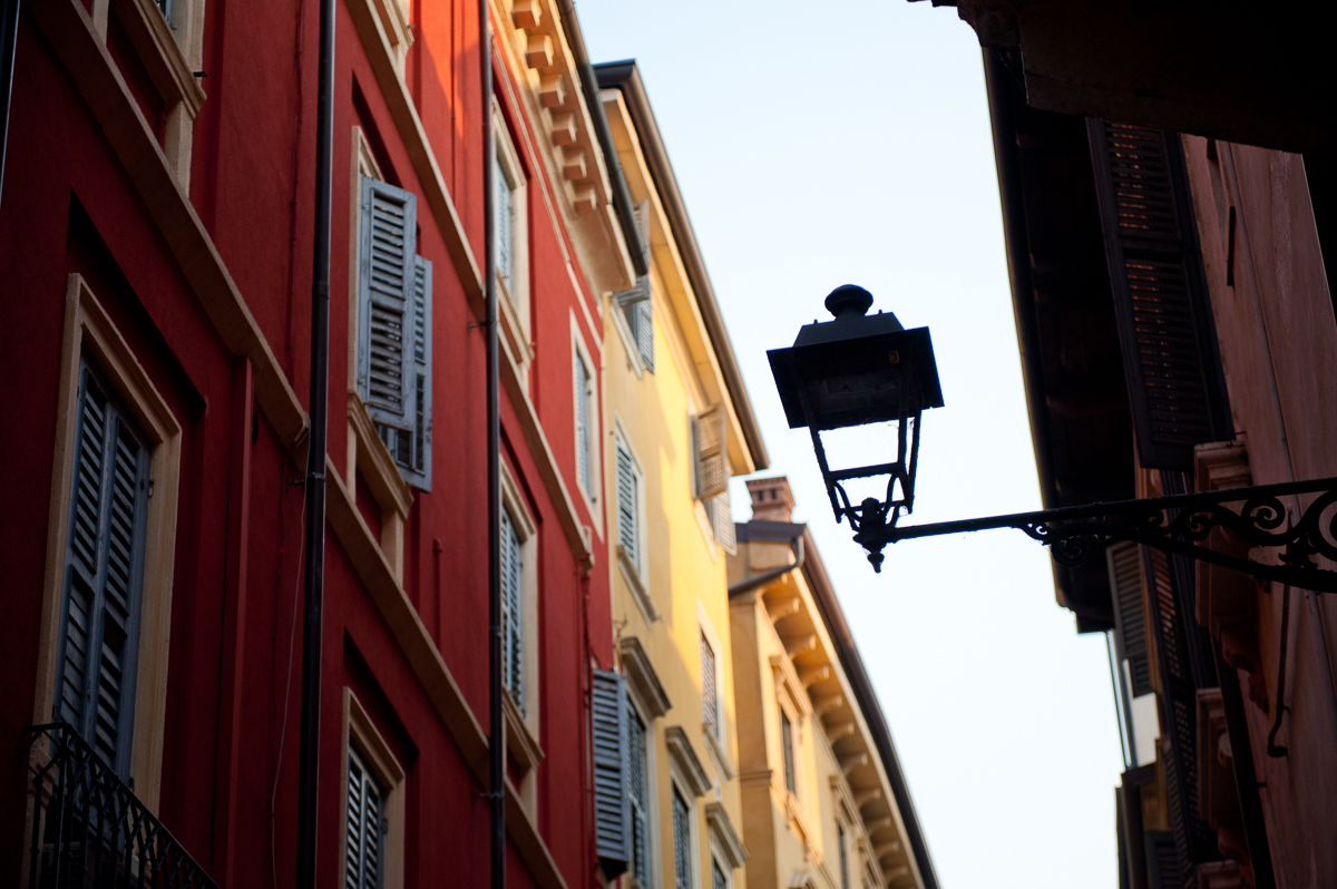 The lantern fills the empty space of the sky. Photo by Anna Volpi.