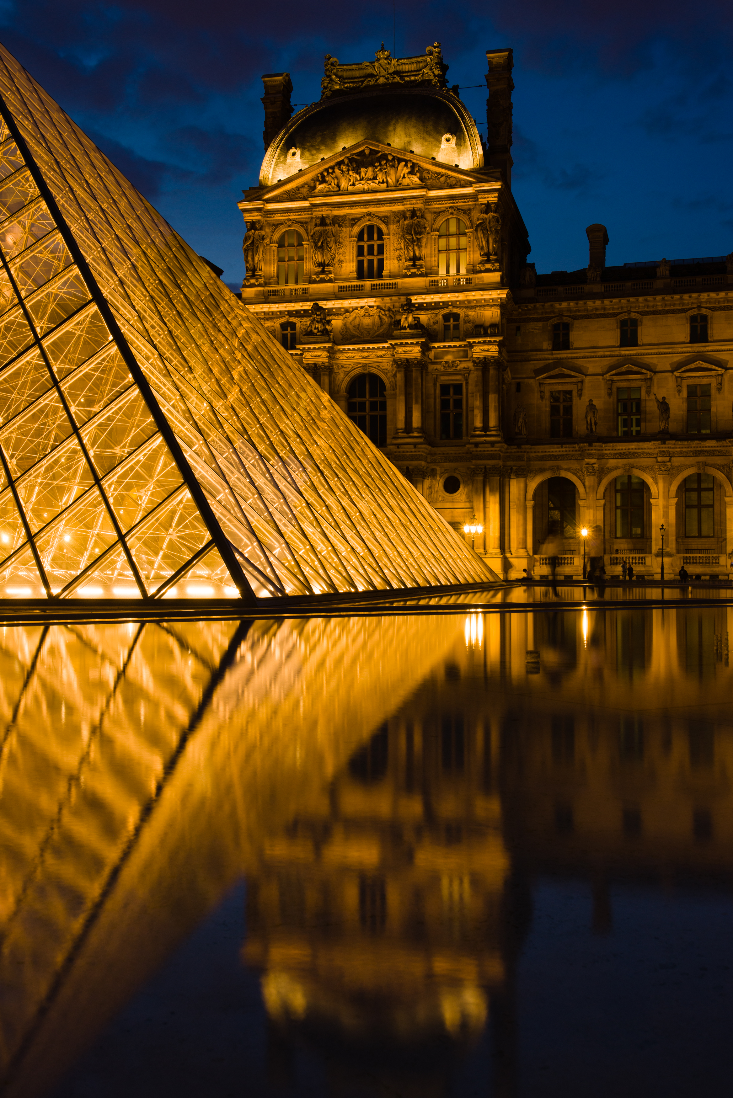 The picture is divided in half and centred, but it is the fake symmetry that makes the picture interesting. Photo by William Lounsbury.