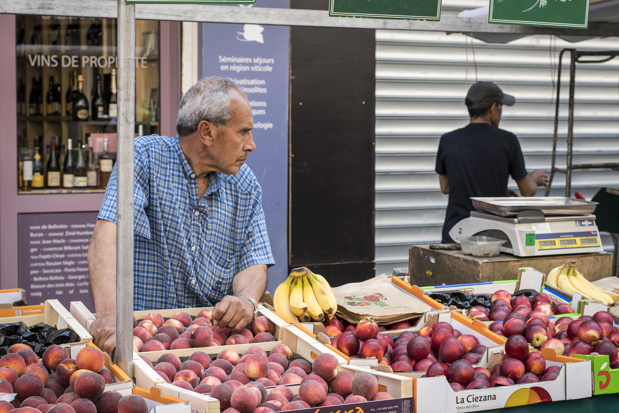 Marché d'Aligre PHOTOGRAPHY: ALEXANDER J.E. BRADLEY • NIKON D500 •AF-S Nikkor 50mm f/1.8G • F/5.6 • 1/125 • ISO 100