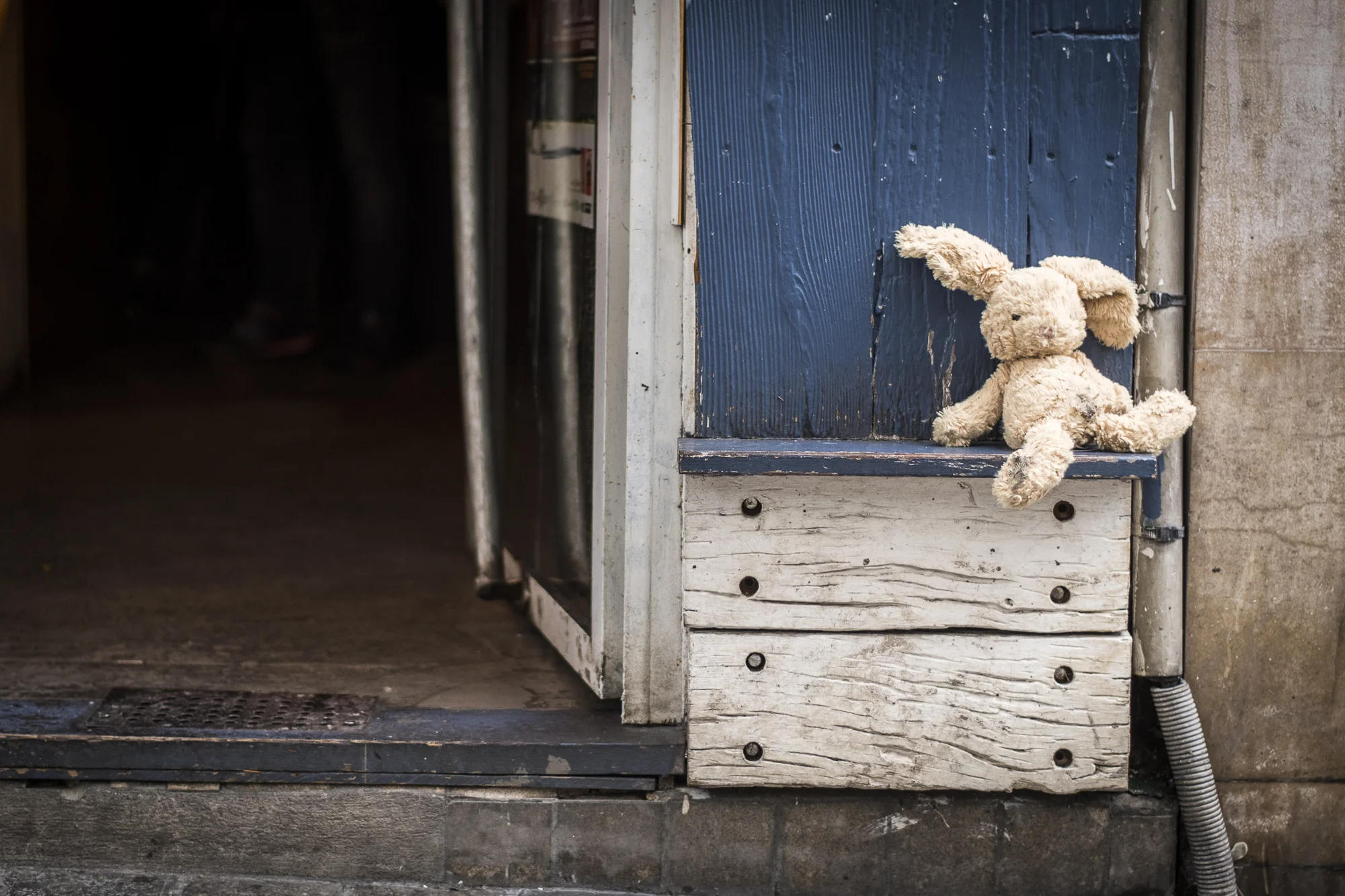 Rue de Cotte PHOTOGRAPHY: ALEXANDER J.E. BRADLEY • NIKON D500 •AF-S Nikkor 50mm f/1.8G • F/1.8 • 1/125 • ISO 400