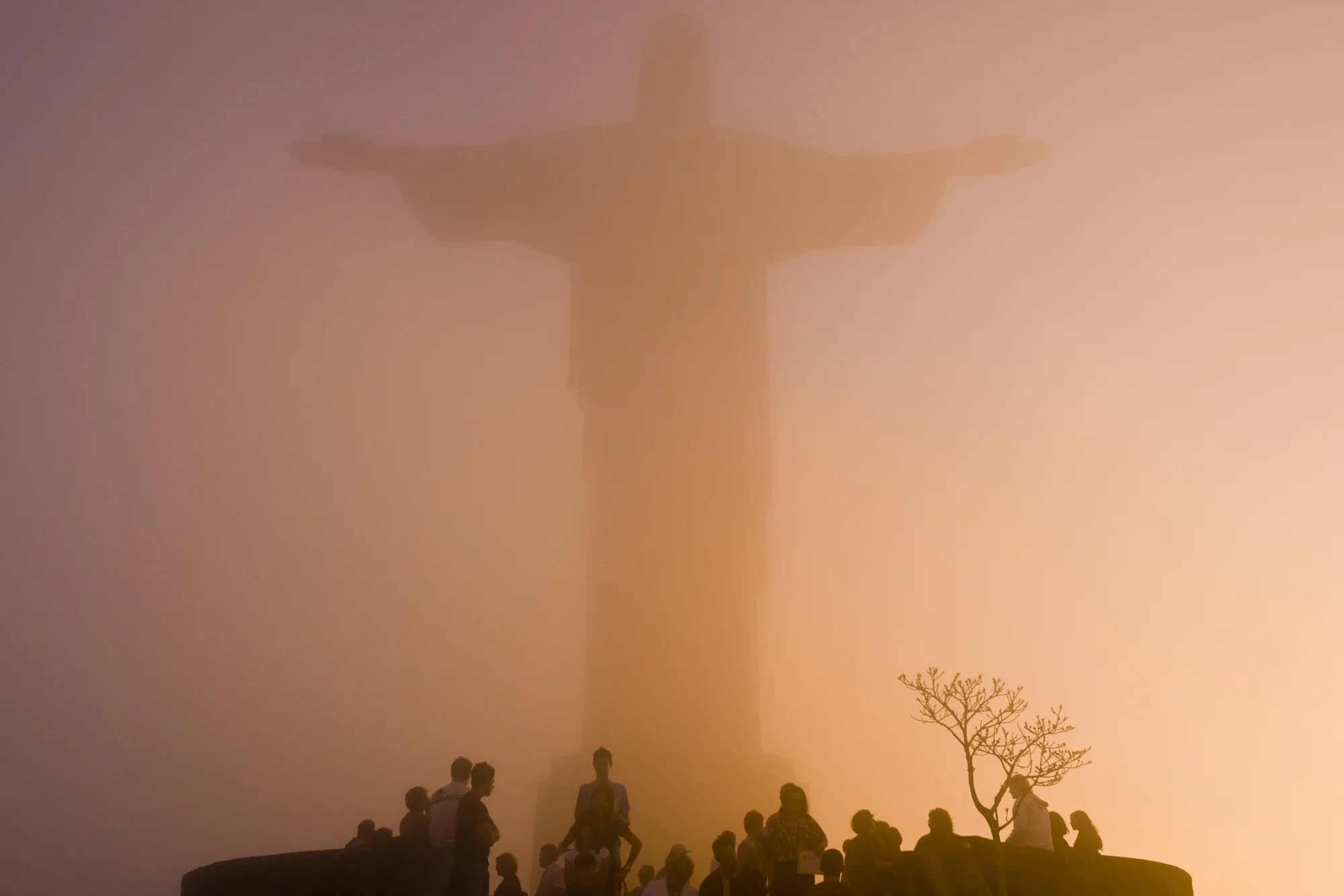 Cristo Reden tor - Rio de Janeiro, Brazil PHOTOGRAPHY: ALEXANDER J.E. BRADLEY • NIKON D200 • Nikon AF-NIKKOR 24mm Ƒ/2.8 D @ Ƒ/7.1 • 1/200 • ISO 100