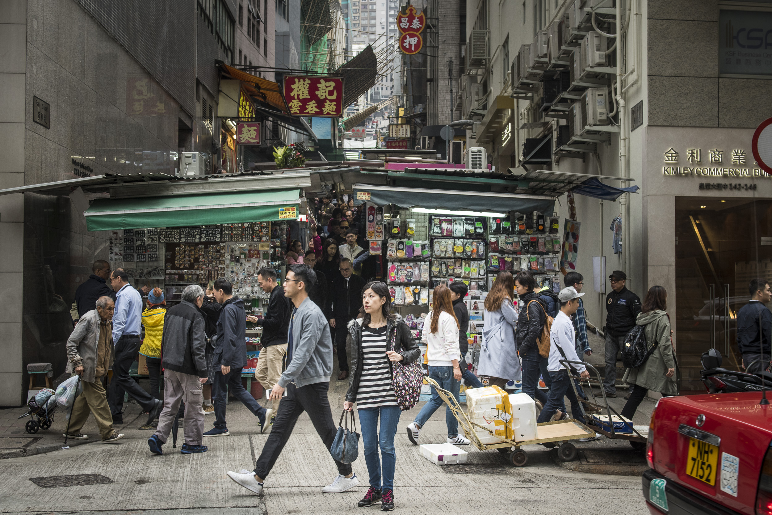 Время в гонконге. Стрит Ритейл Гонконг. Гонконг Уотсон стрит. Hong Kong small Streets. Гонконг улицы девушки.