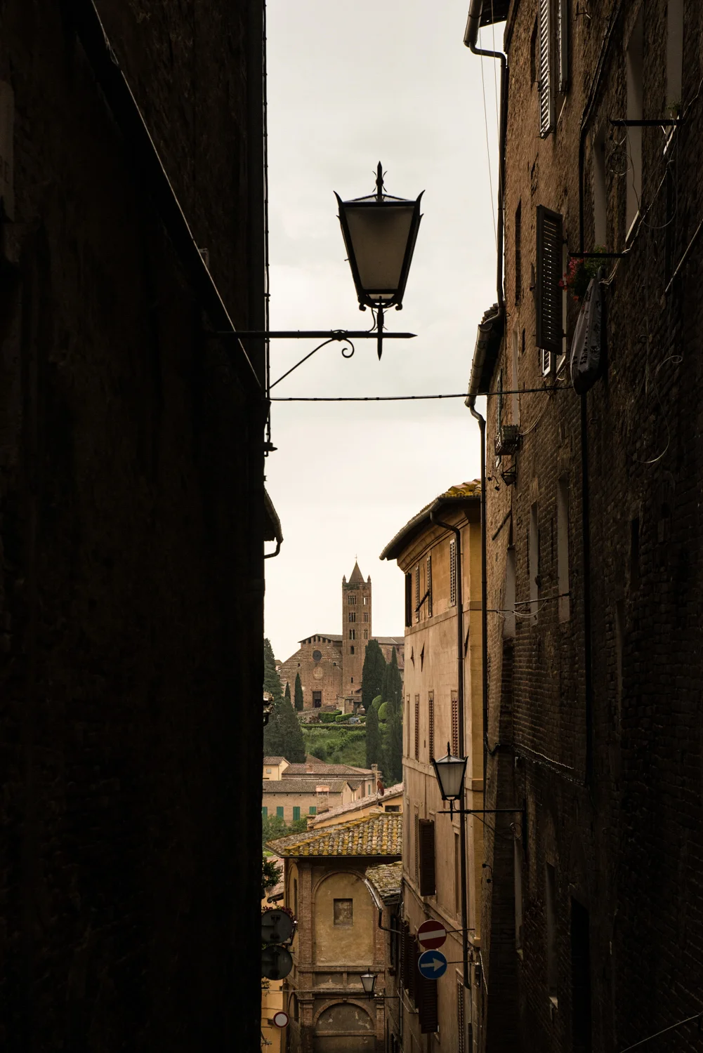 Alley in Siena PHOTO: ANNA VOLPI • NIKON D750 • 24-70mm Ƒ/2.8 @ 70mm • Ƒ/11 • 1/200 • ISO 800