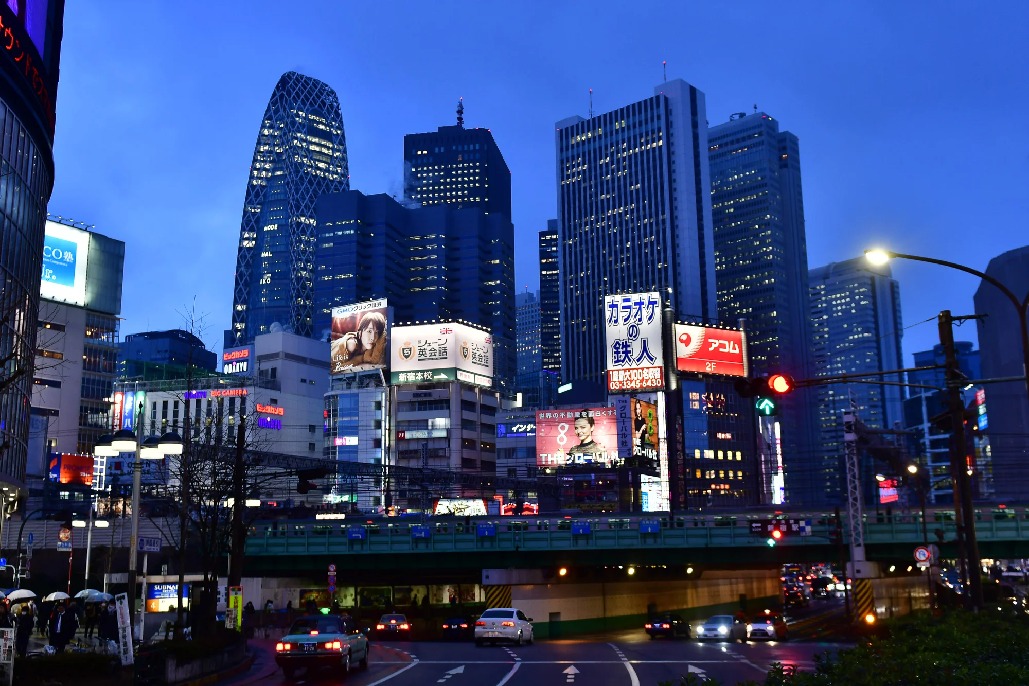 Shinjuku Skyscraper district PHOTOGRAPHY: ALEXANDER J.E. BRADLEY • NIKON D500 • AF-S NIKKOR 24-70MM Ƒ/2.8G ED @ 48MM • Ƒ/2.8 • 1/60 • ISO 400