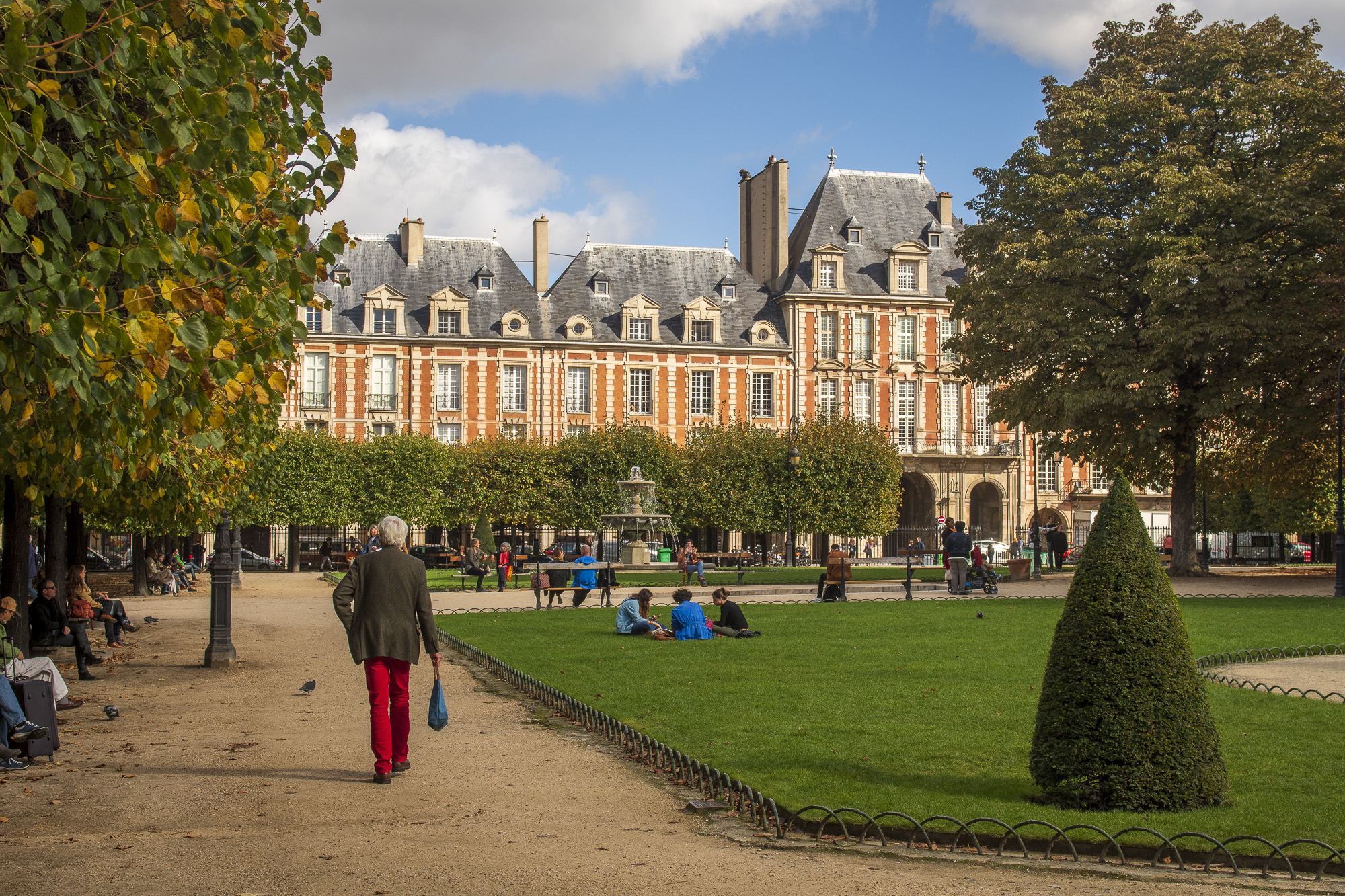 Place des Vosges PHOTOGRAPHY: ALEXANDER J.E. BRADLEY • NIKON D7000 • AF-S NIKKOR 24-70MM Ƒ/2.8G ED @ 32MM • Ƒ/8 • 1/320 SEC • ISO 100