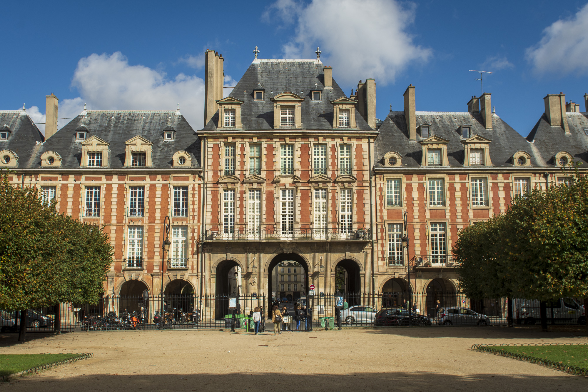 Place des Vosges PHOTOGRAPHY: ALEXANDER J.E. BRADLEY • NIKON D7000 • AF-S NIKKOR 24-70MM Ƒ/2.8G ED @ 24MM • Ƒ/8 • 1/640 SEC • ISO 100