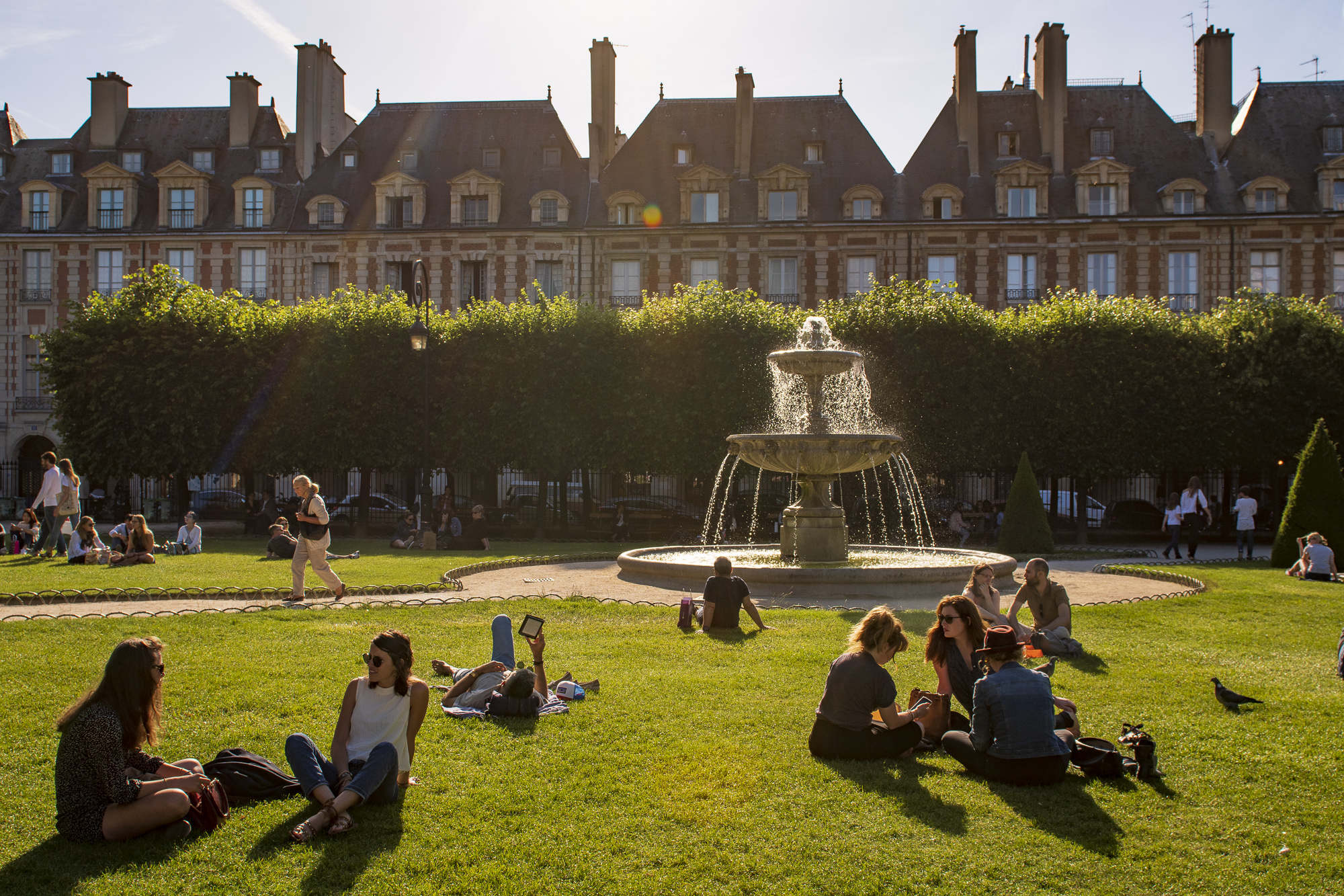 Place des Vosges PHOTOGRAPHY: ALEXANDER J.E. BRADLEY • NIKON D7000 • AF-S NIKKOR 24-70MM Ƒ/2.8G ED @ 24MM • Ƒ/8 • 1/500 SEC • ISO 100
