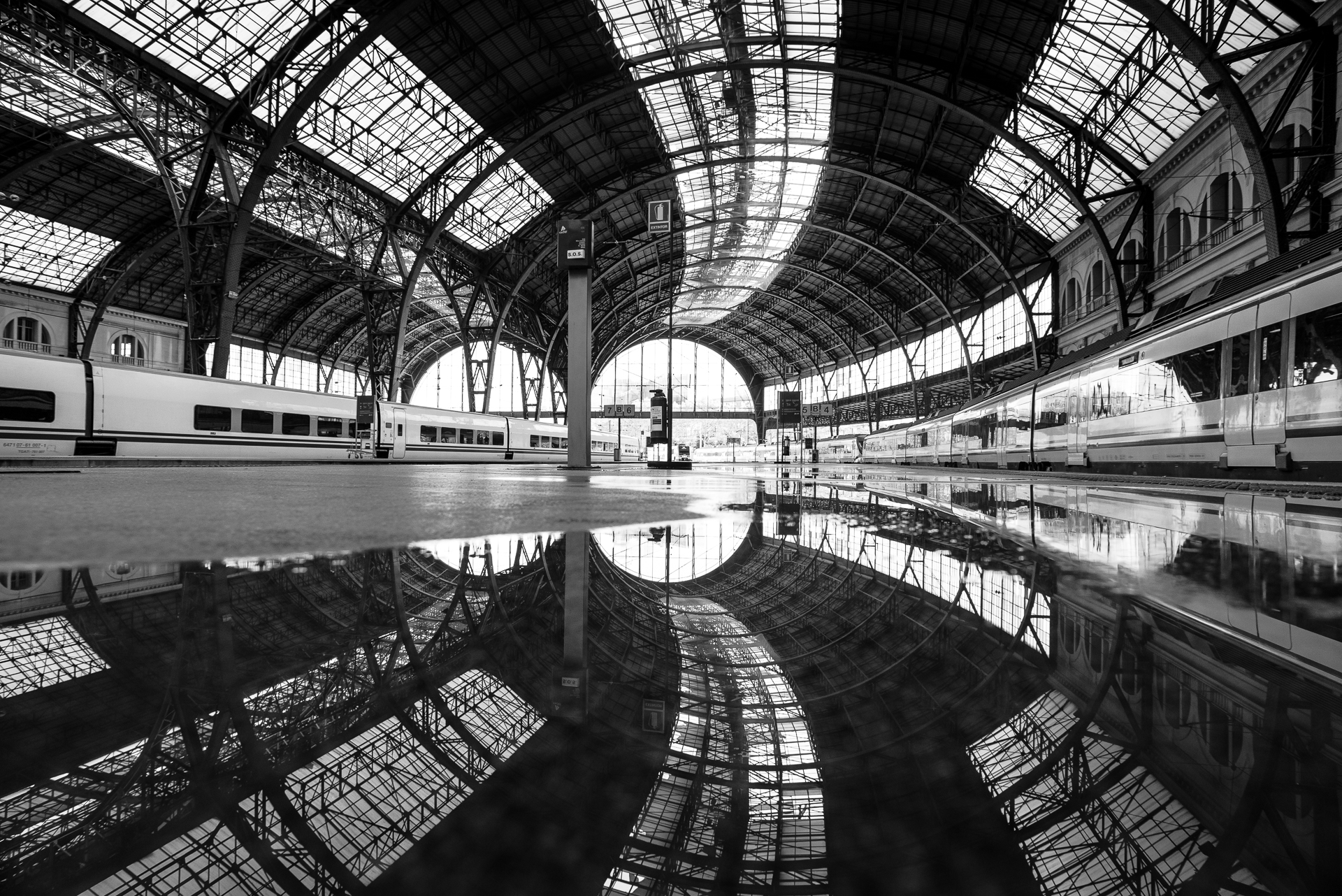 Estacion de Francia PHOTOGRAPHY: Gauvin Lapetoule • Nikon D600 • Nikon Nikkor 20mm Ƒ/2.8 AF-D @ 1/200s • Ƒ/8 • ISO 800