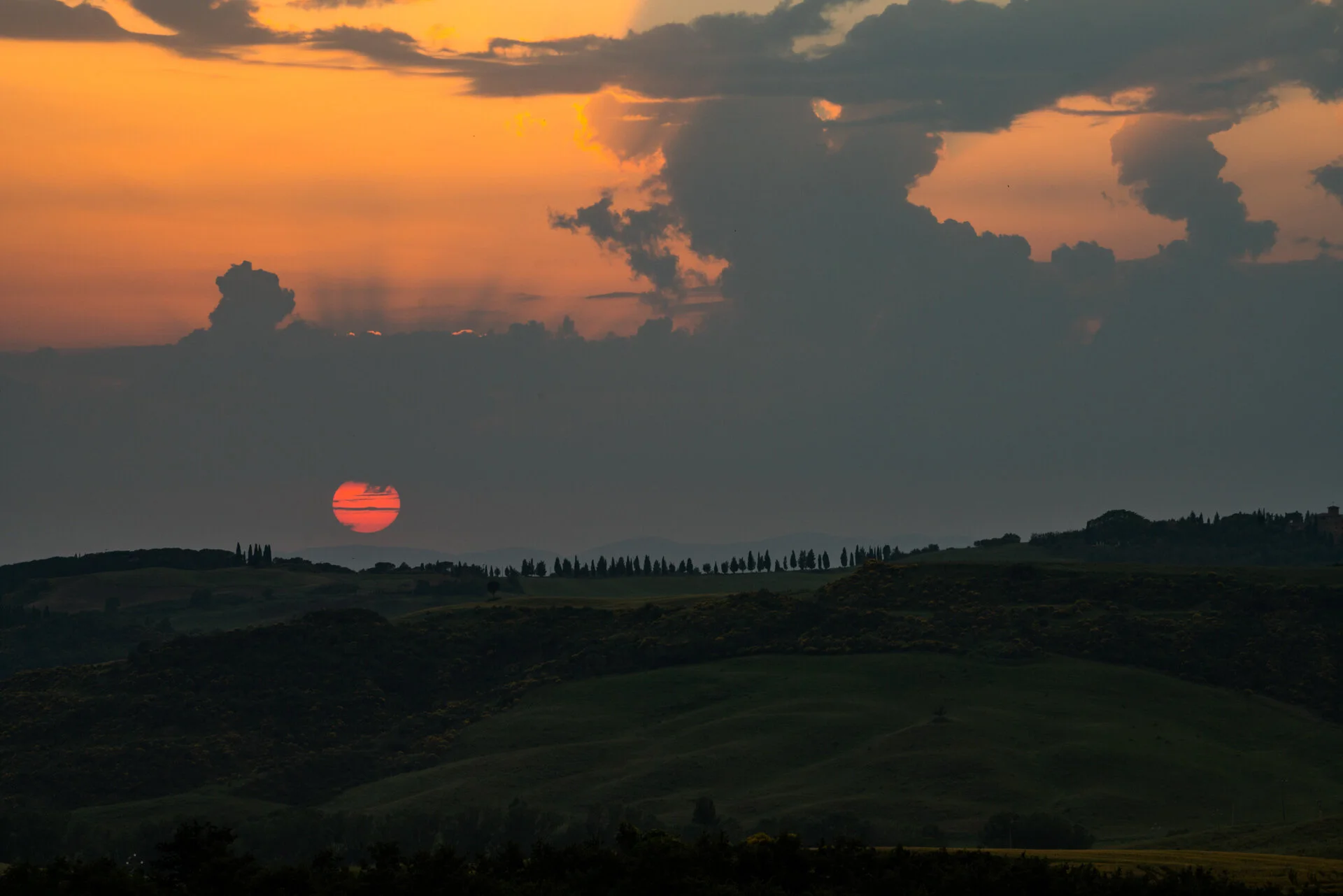 Sunrise at Podere Belvedere Valley PHOTOGRAPHY: MIRKO FIN • Sony Alpha 7R MkIII • SONY FE 70-200mm Ƒ/4 G OSS @ 200MM • Ƒ/11 • 1/125 sec • ISO 400