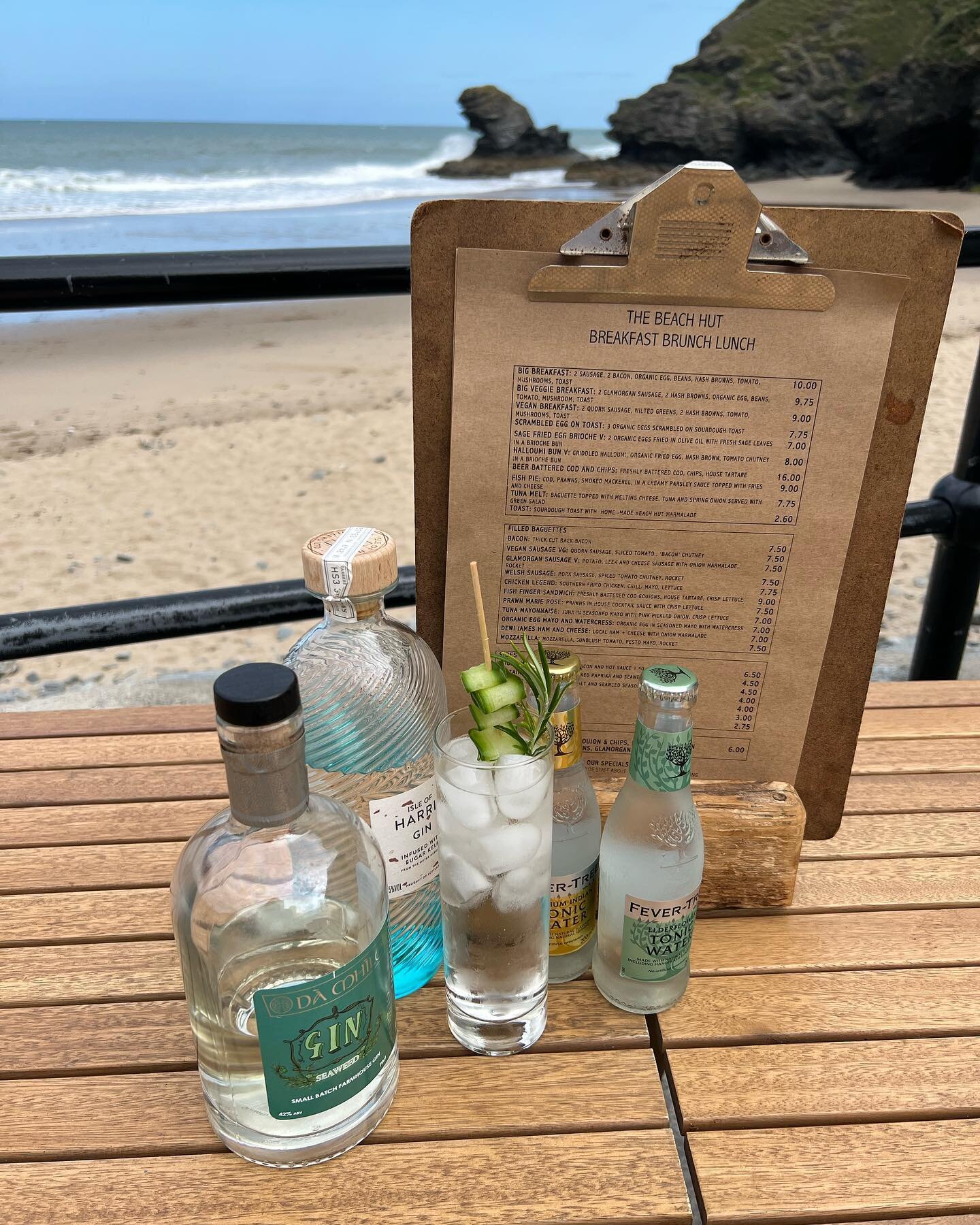 World Gin Day! @damhiledistillery @isleofharrisdistillers seaweed gin perfect with fish &amp; chips at the beach! #llangrannog #fishandchips #beachcafe #walescoastpath #shoplocal #foodie