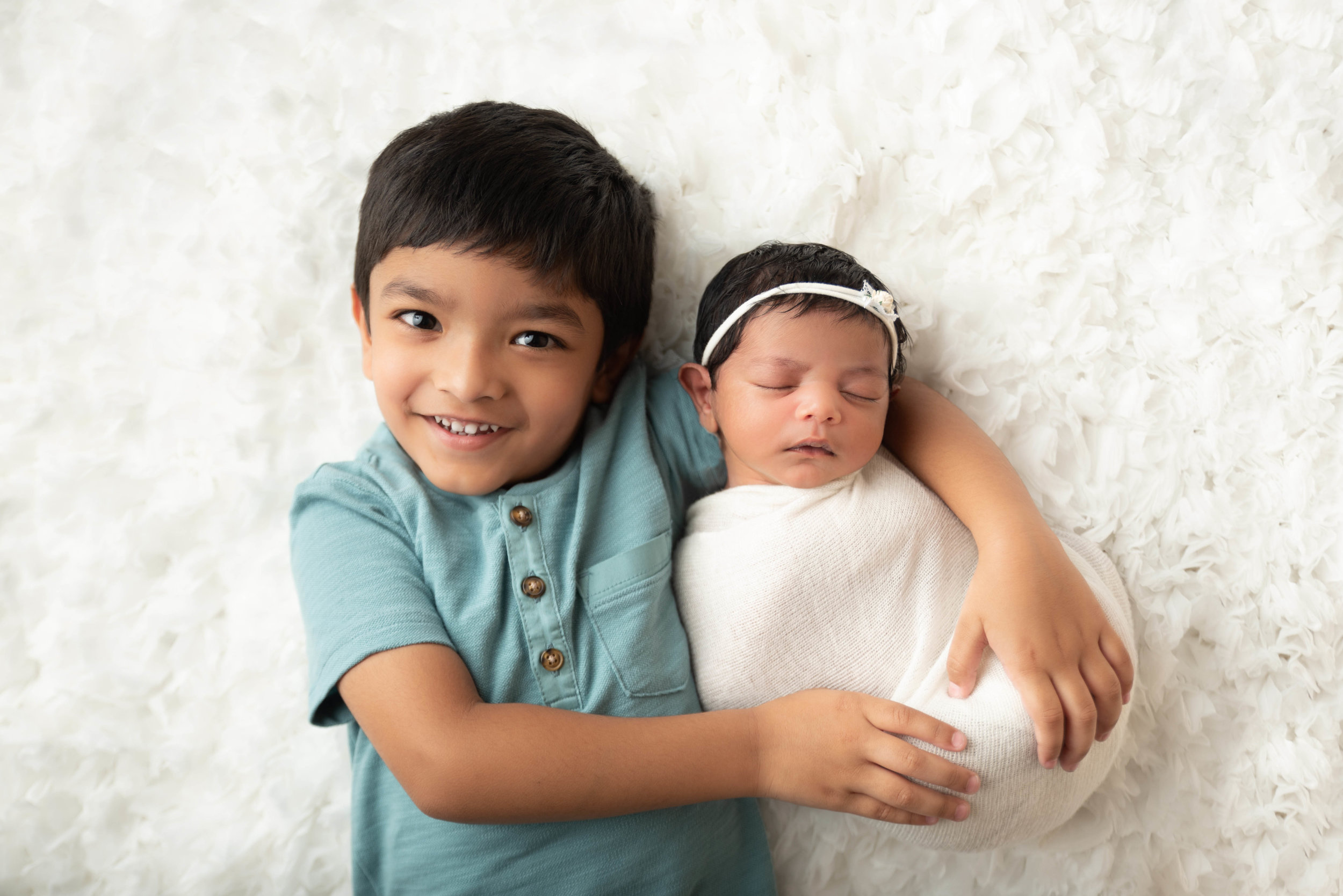 sibling and newborn photographer 