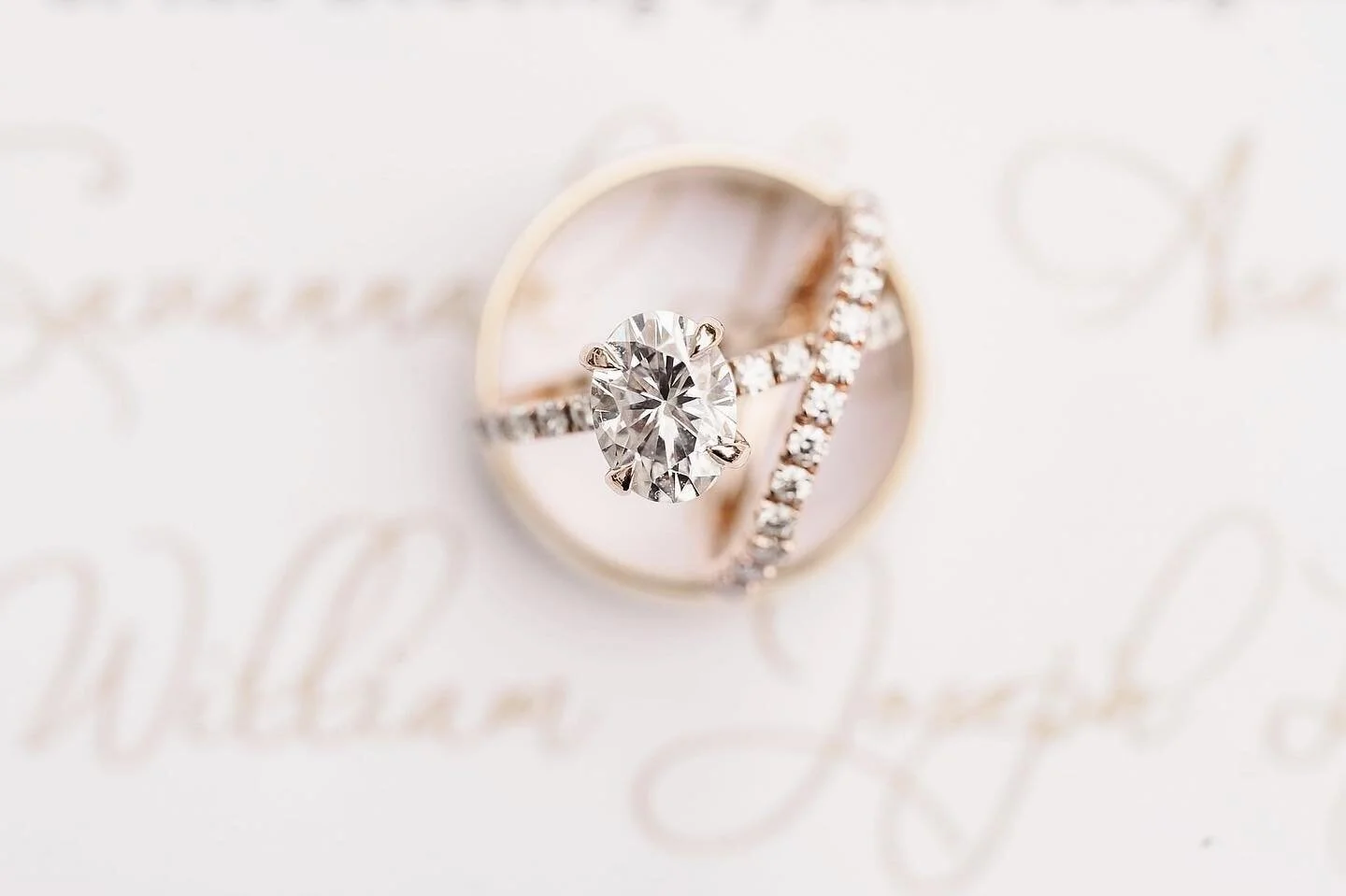 ✨ 
.
.
.
.
#weddingring #engagementring #weddinginspo #wedding #idoyall #stylemepretty #fairhope #fairhopewedding #mobilealabma #mobileweddings #gulfcoastweddings #alabamaweddings #alweddings